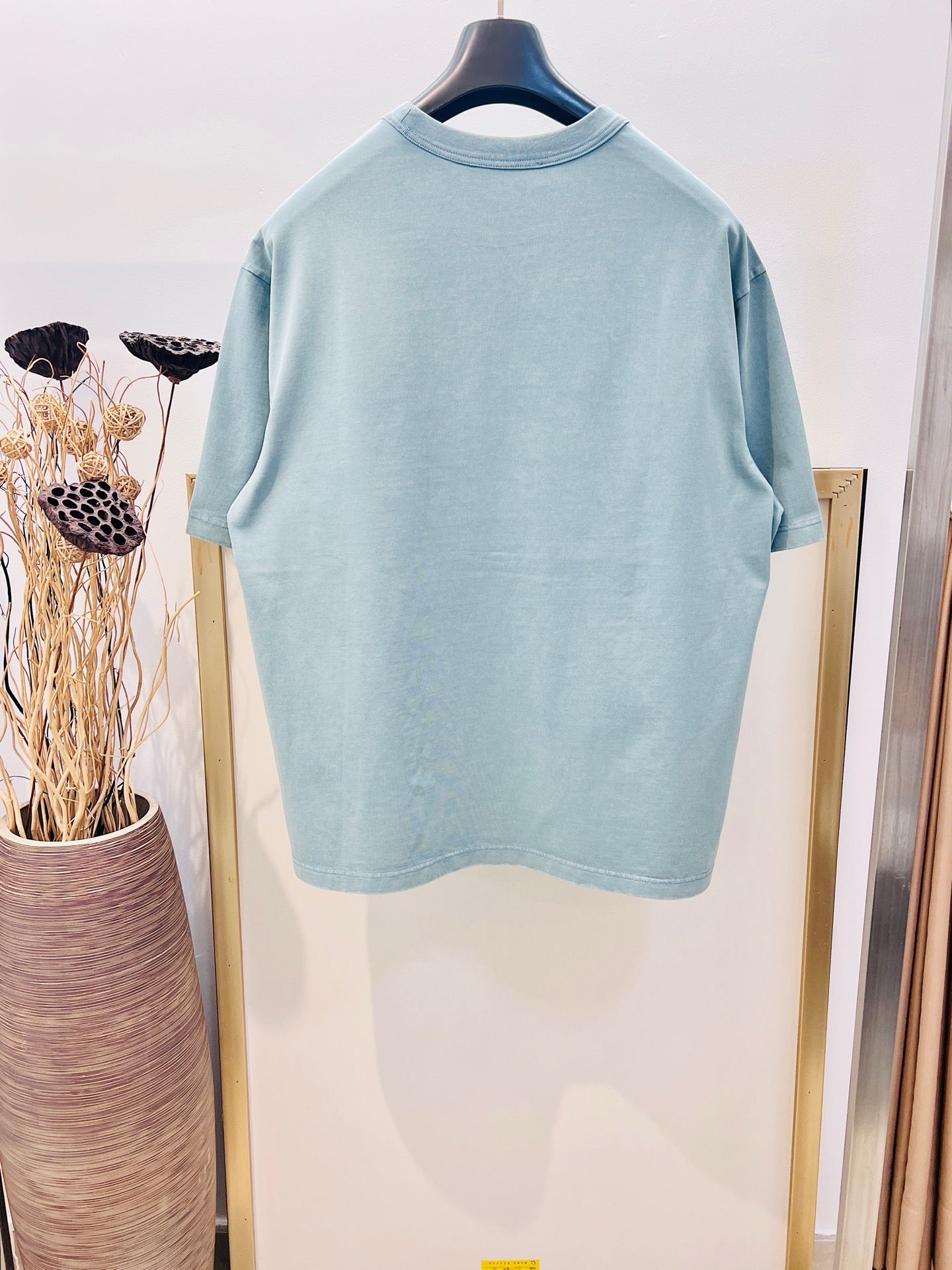 Himmelblaues und schwarzes T-Shirt