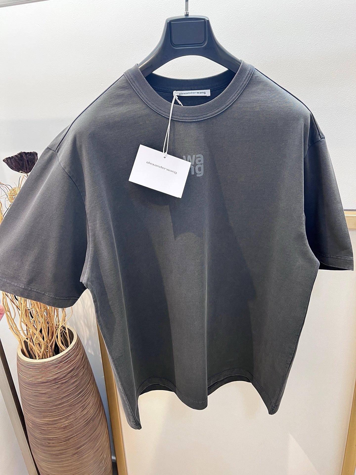 Himmelblaues und schwarzes T-Shirt