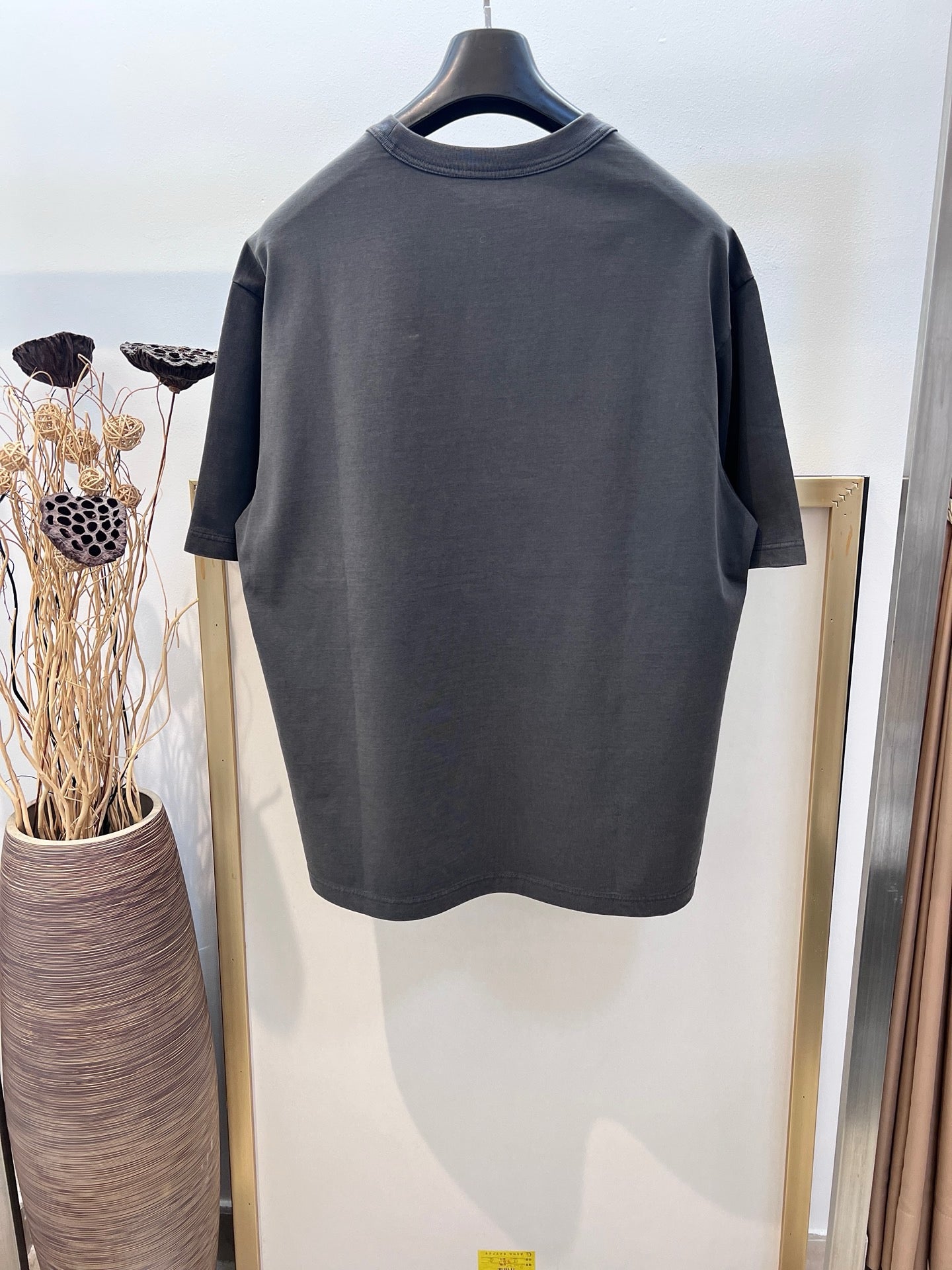Himmelblaues und schwarzes T-Shirt
