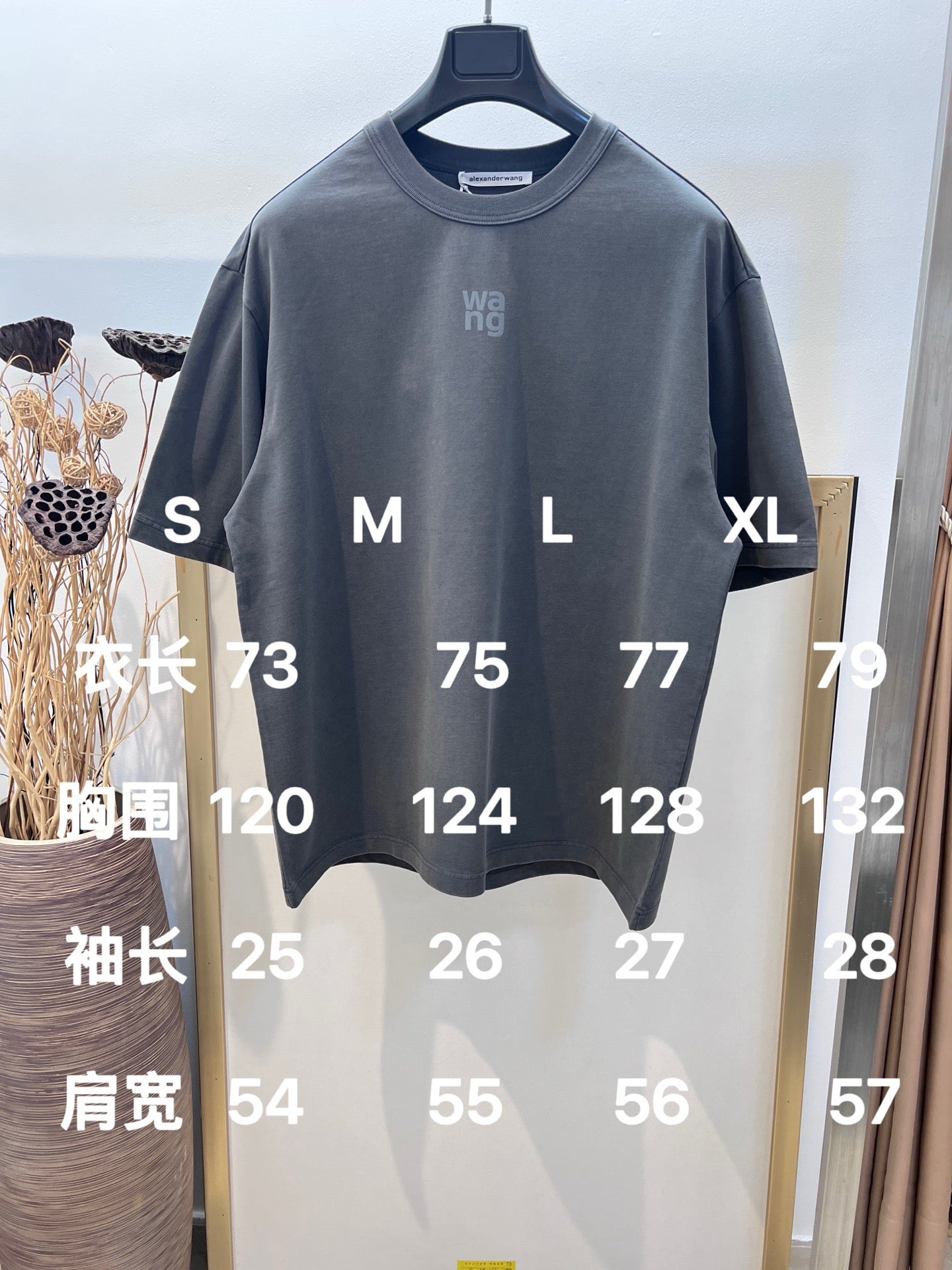 Himmelblaues und schwarzes T-Shirt