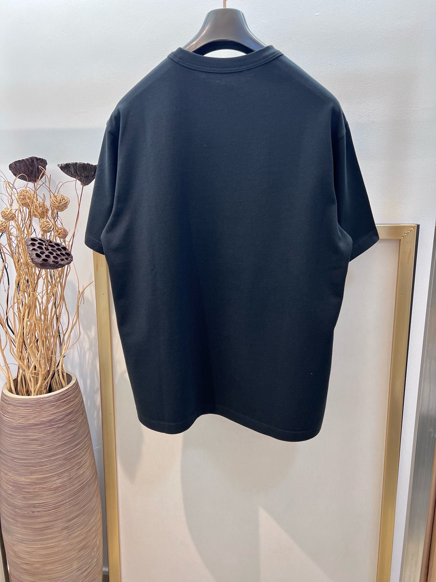Schwarz-weißes T-Shirt