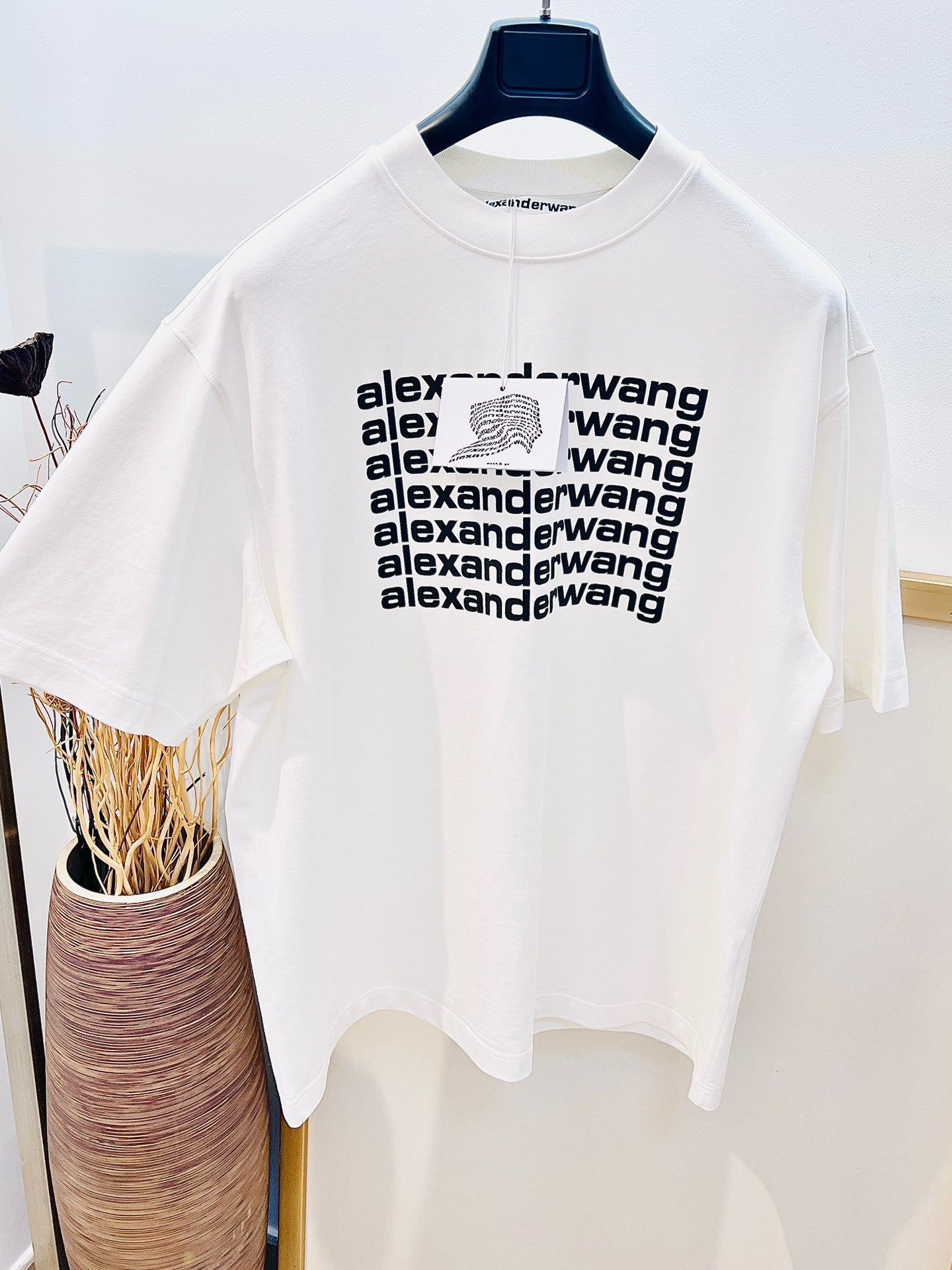 تي شيرت أبيض وأسود