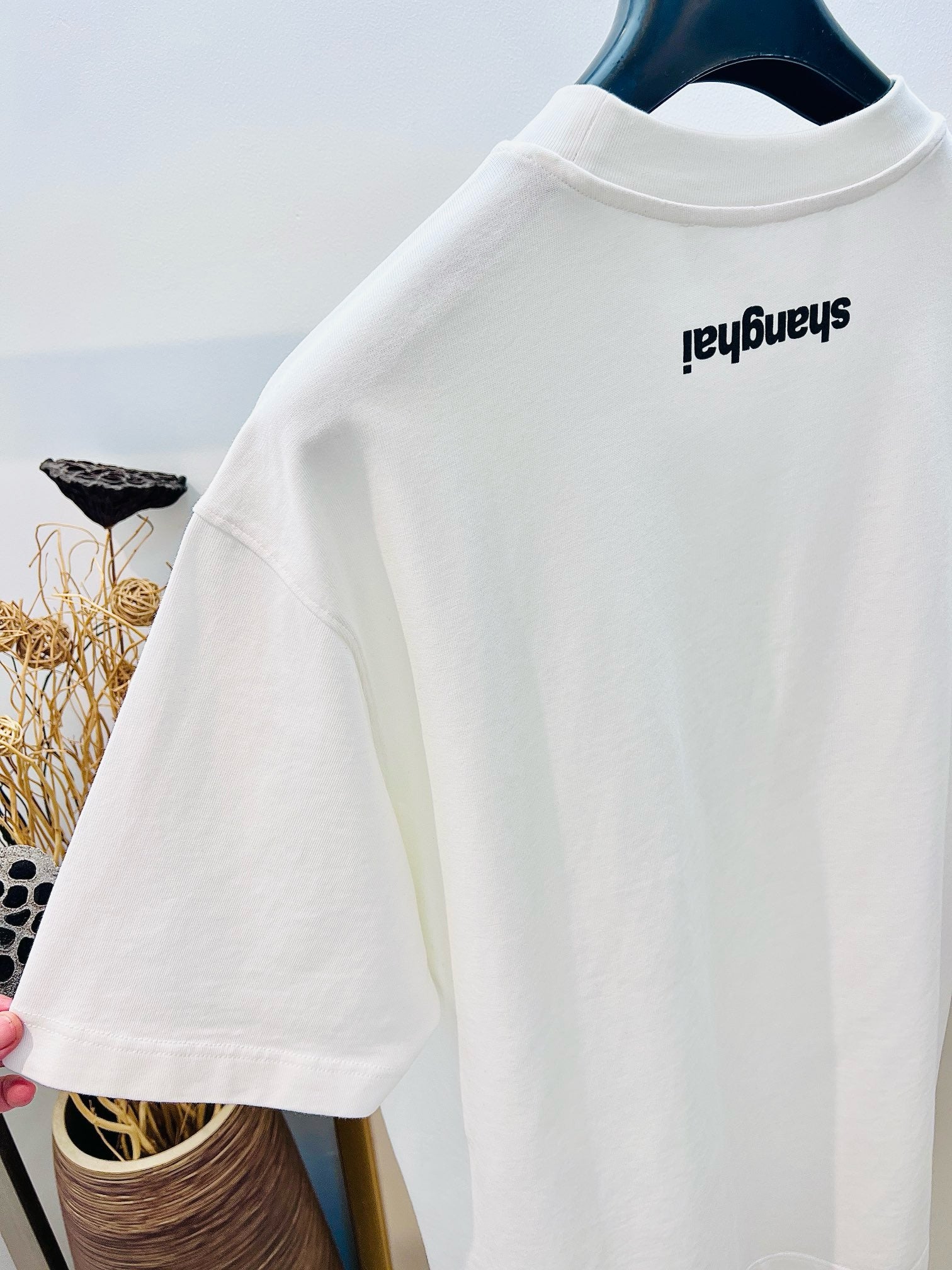 Schwarz-weißes T-Shirt