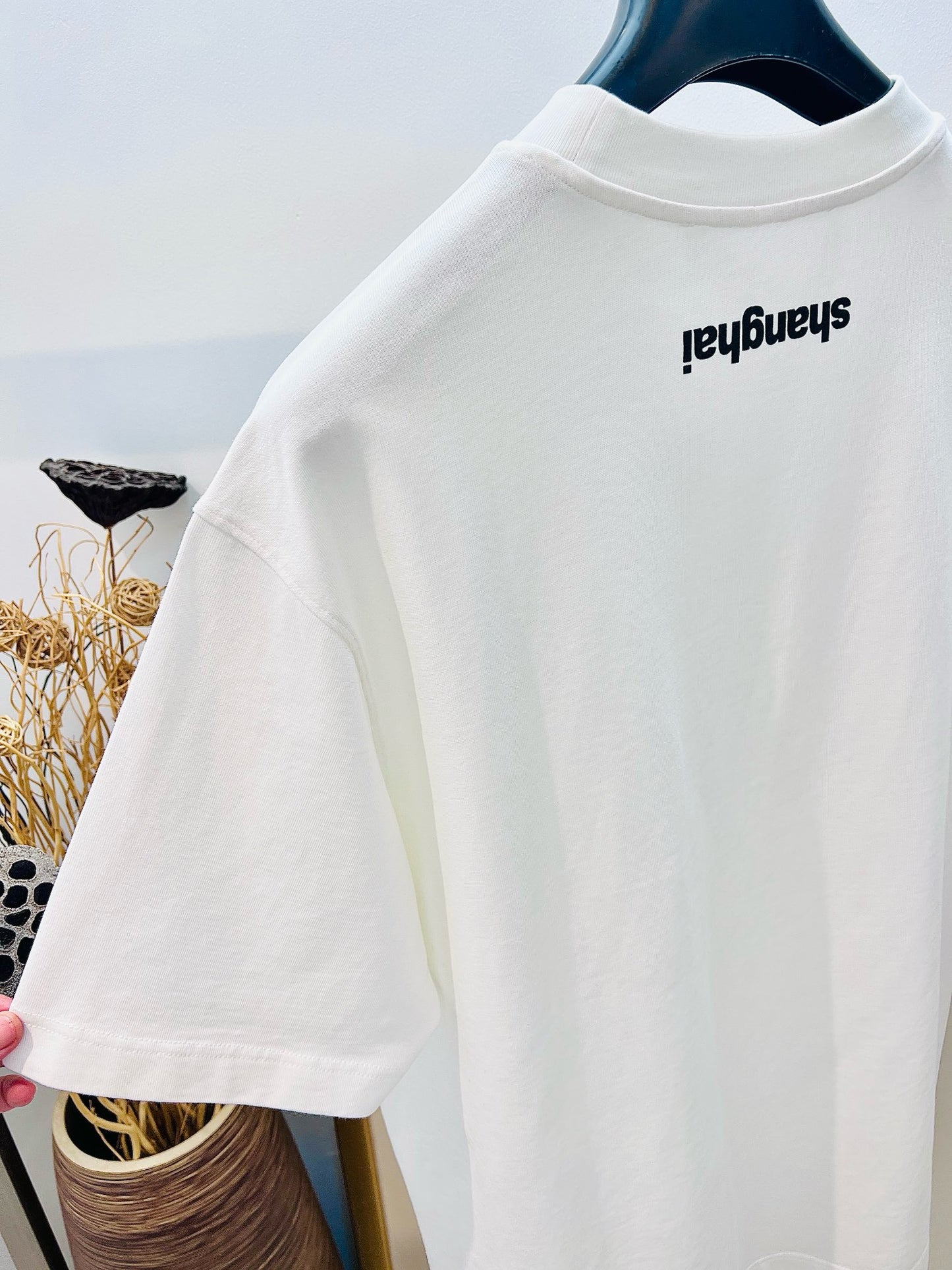 تي شيرت أبيض وأسود