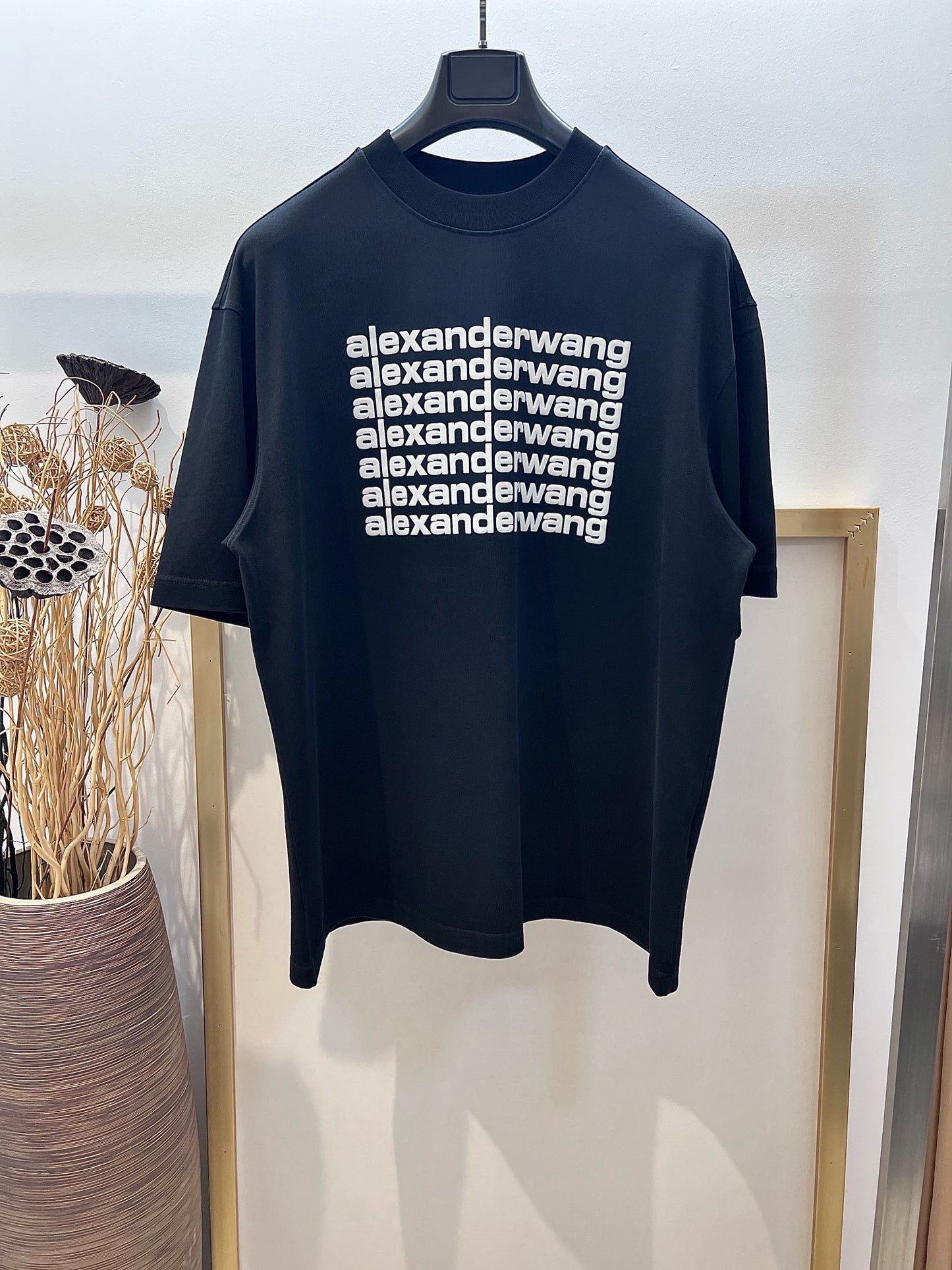 تي شيرت أبيض وأسود