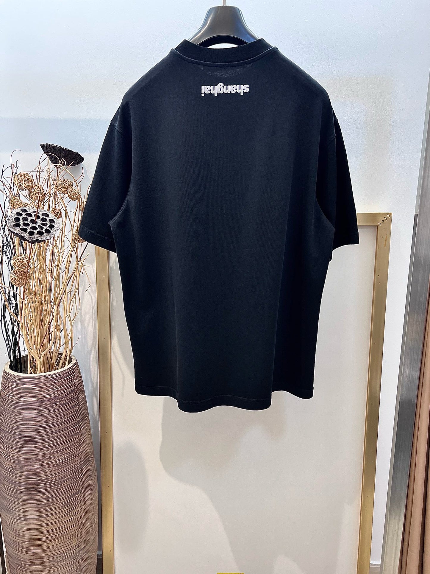 تي شيرت أبيض وأسود