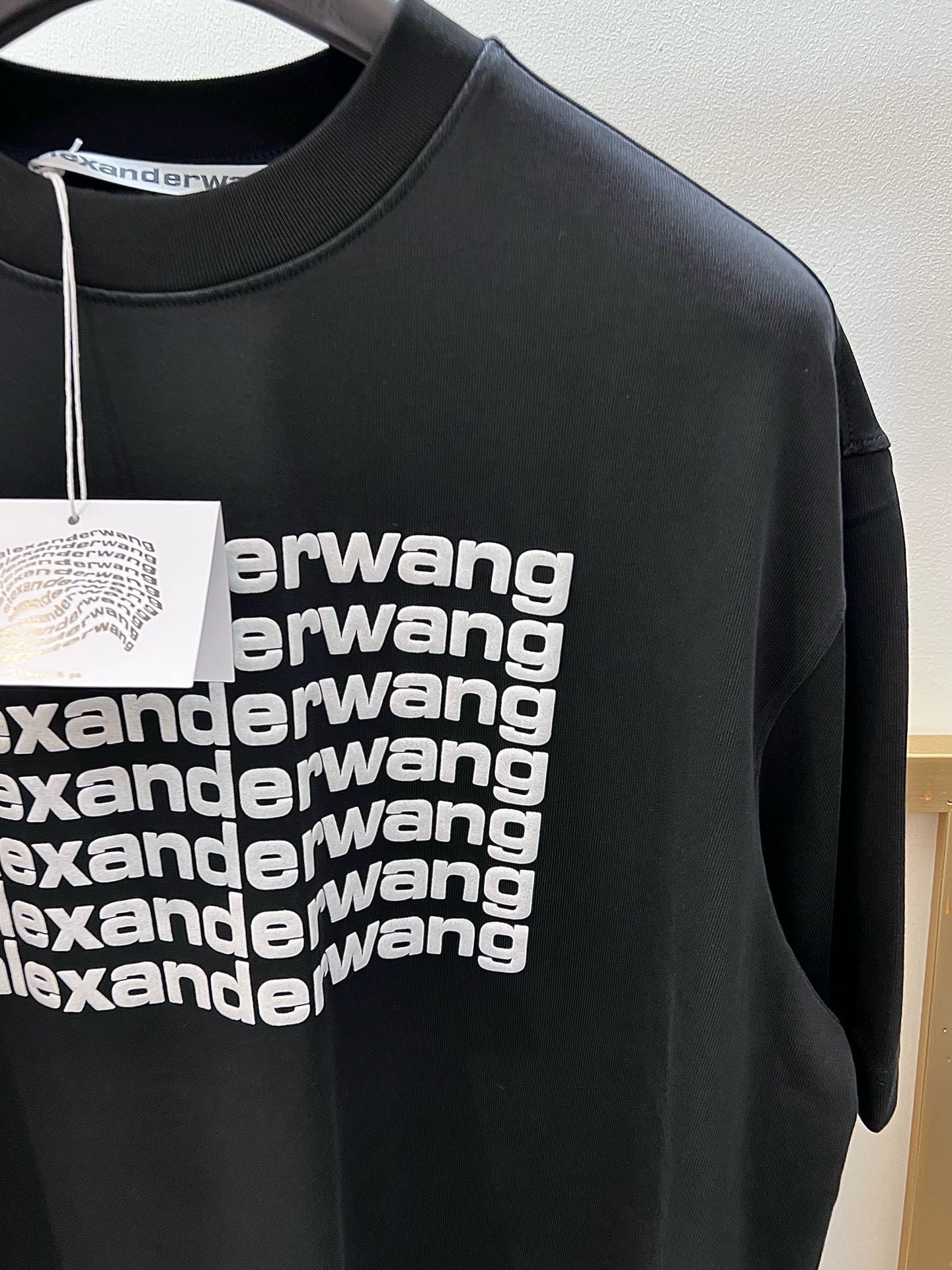 تي شيرت أبيض وأسود