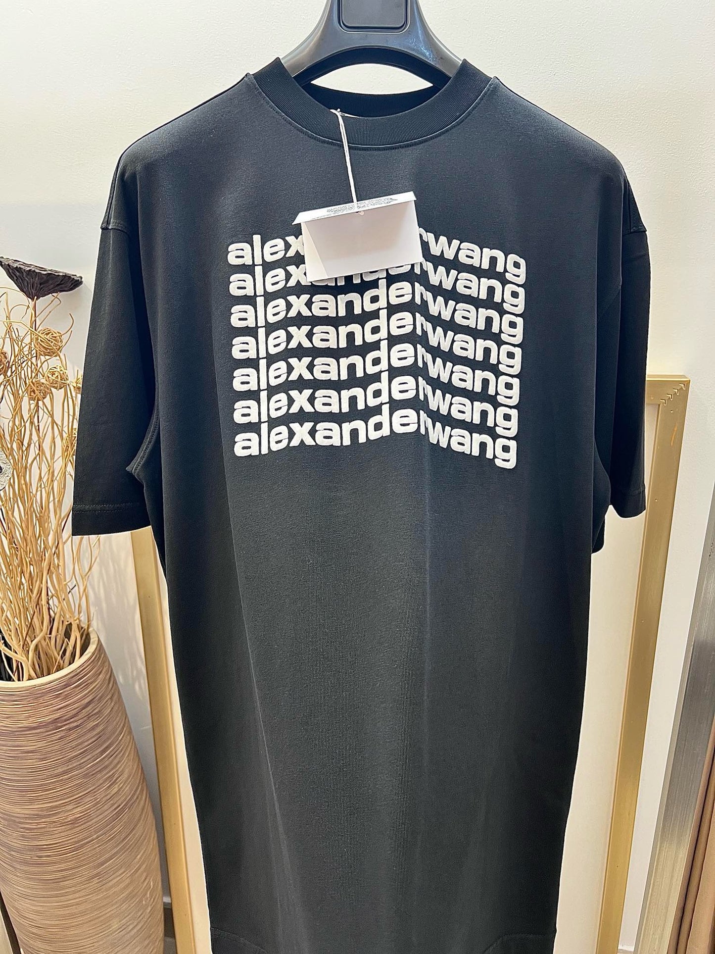 تي شيرت أبيض وأسود