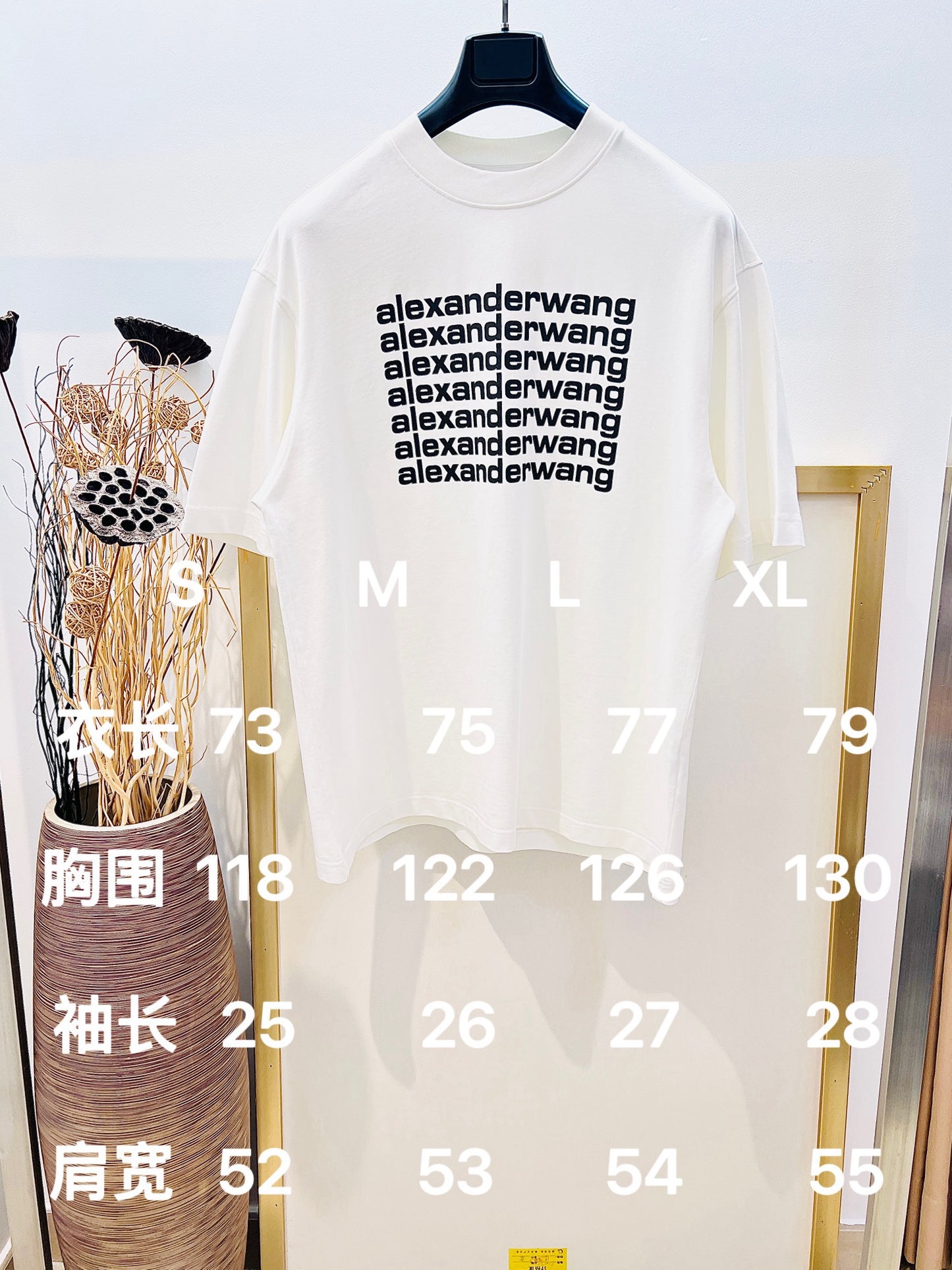 تي شيرت أبيض وأسود