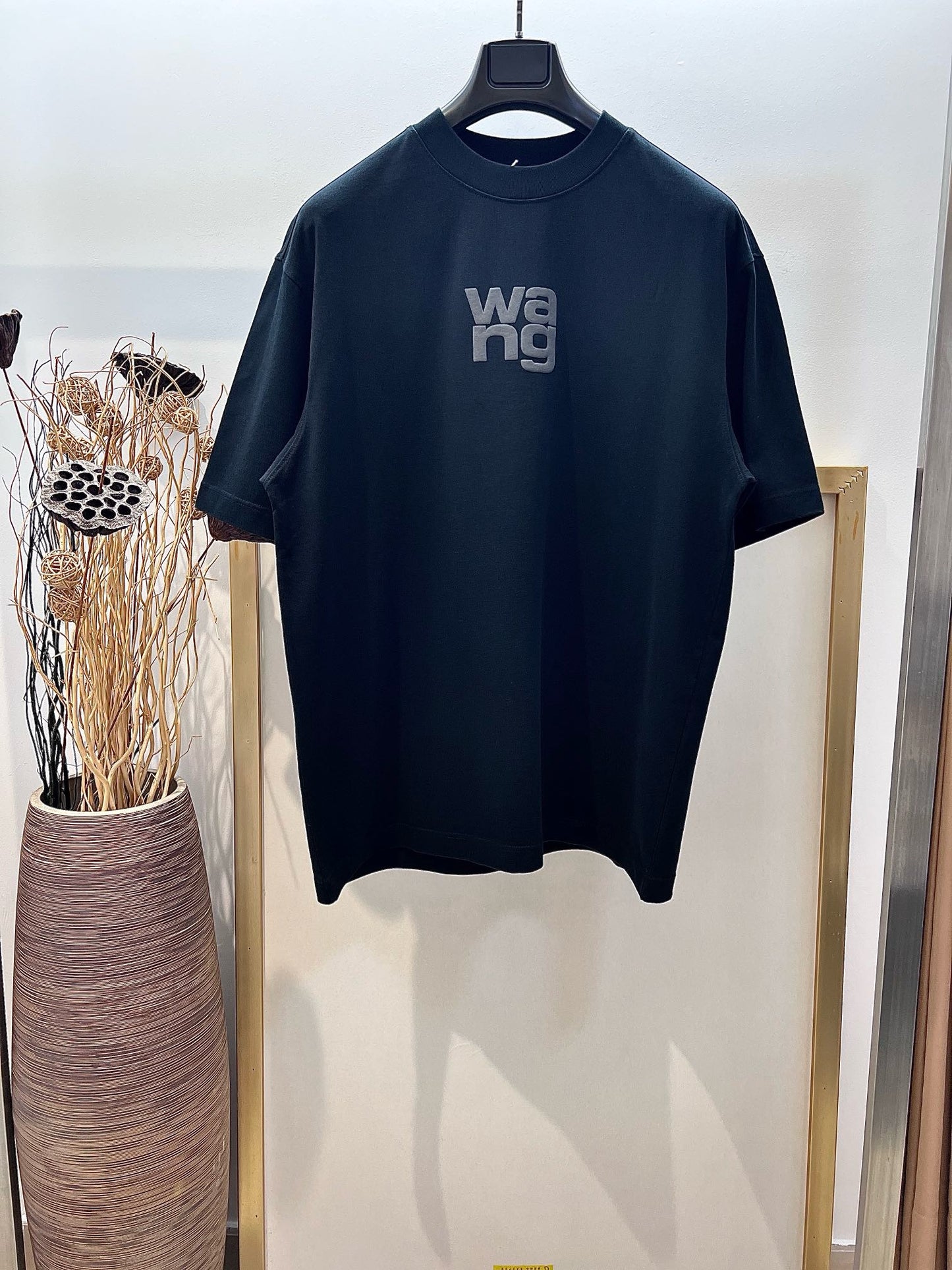 تي شيرت أبيض وأسود