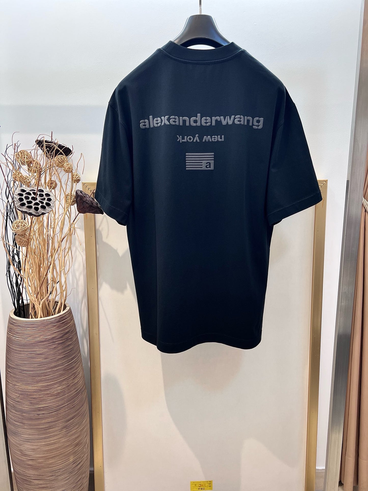 تي شيرت أبيض وأسود