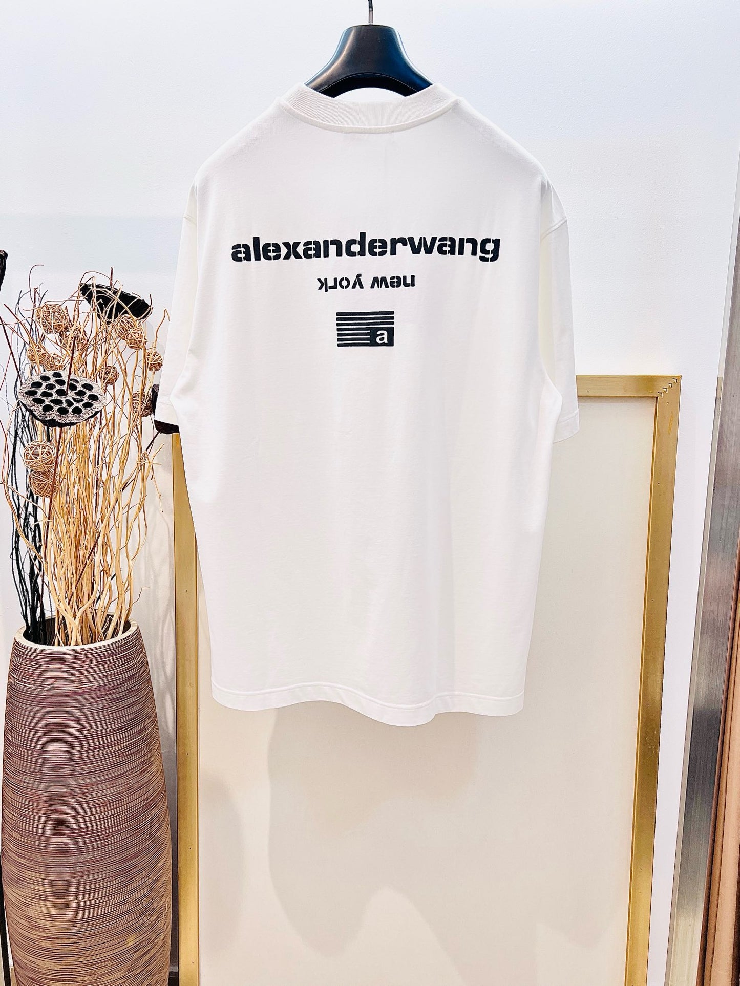 تي شيرت أبيض وأسود