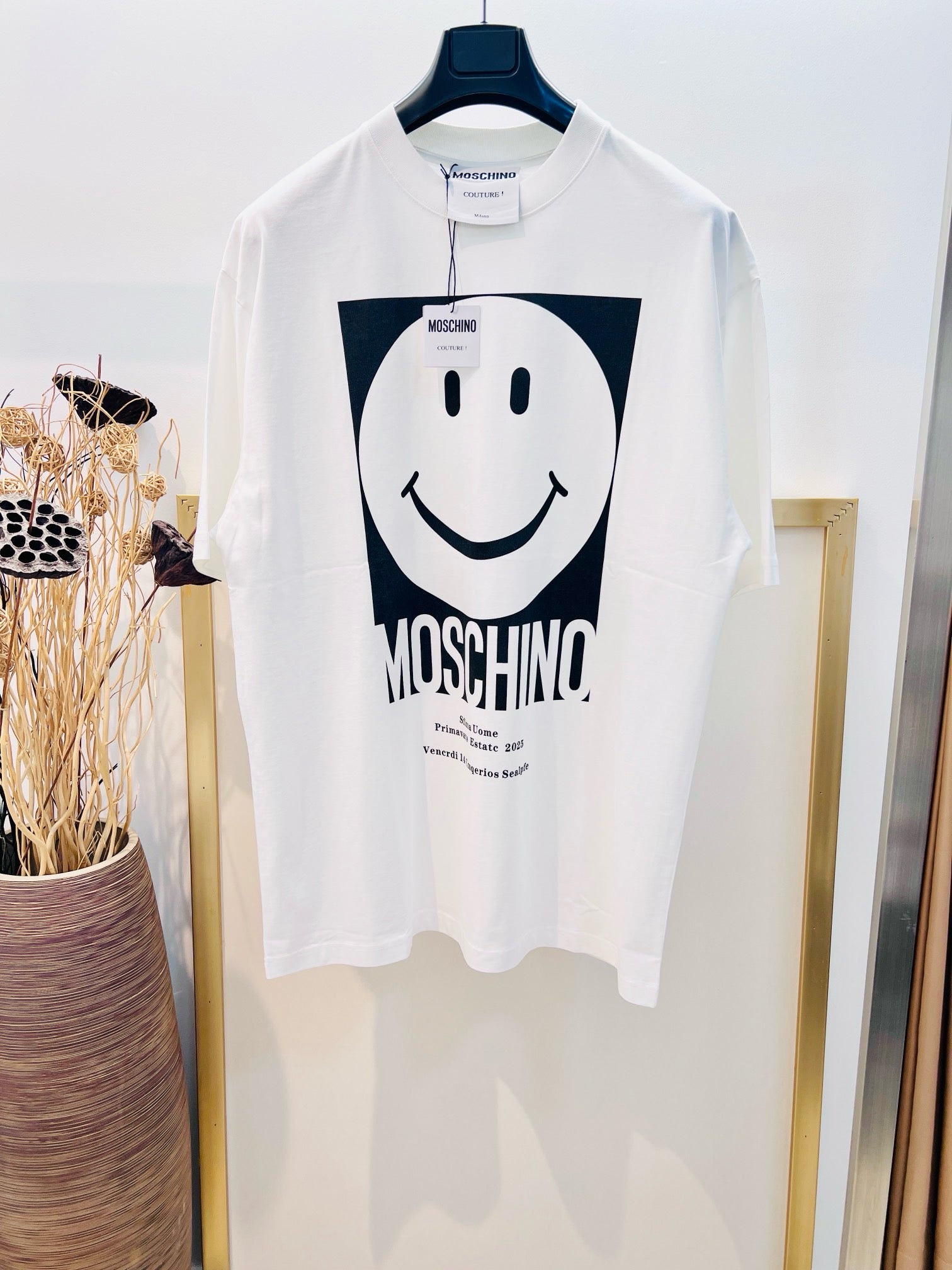 Schwarz-weißes T-Shirt