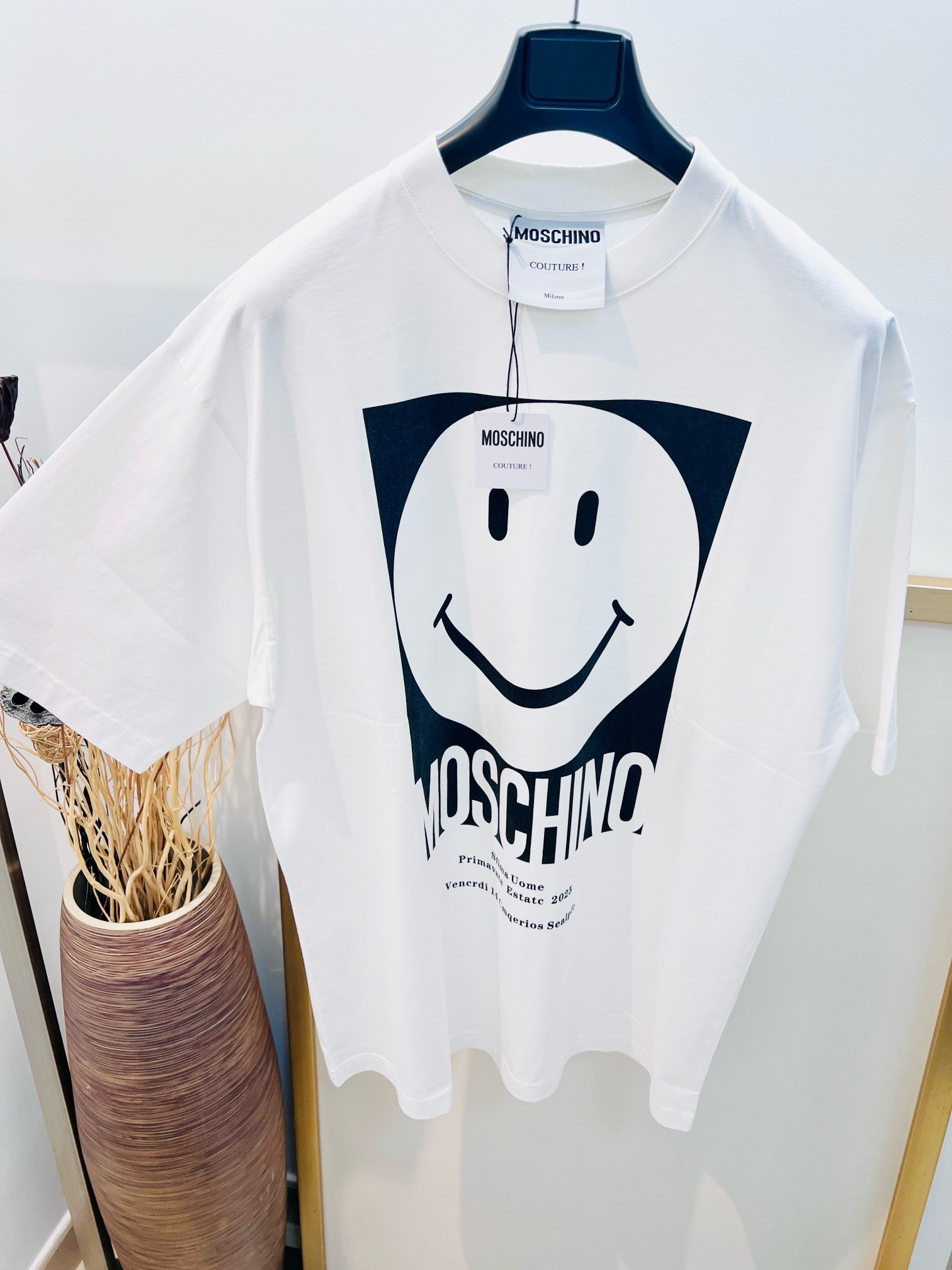 Schwarz-weißes T-Shirt