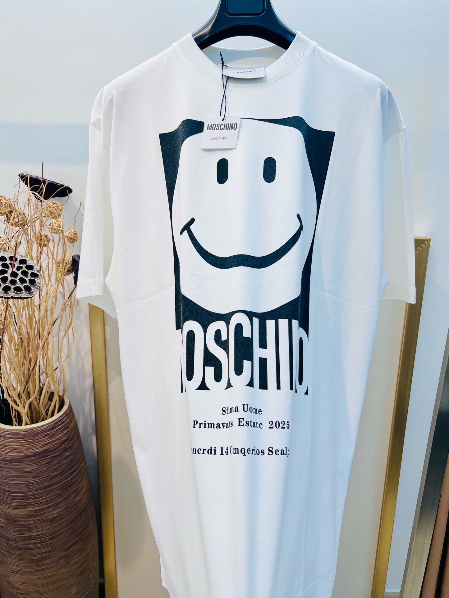 Schwarz-weißes T-Shirt