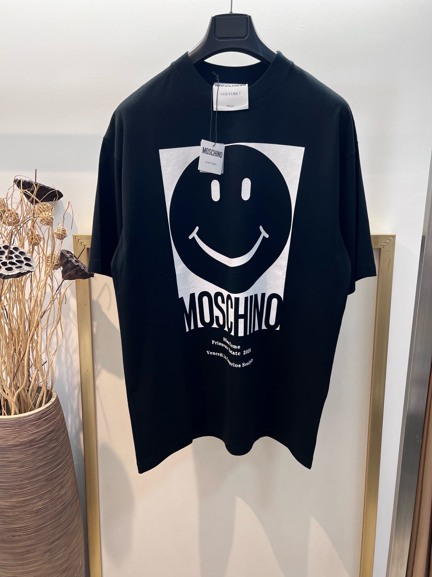 Schwarz-weißes T-Shirt