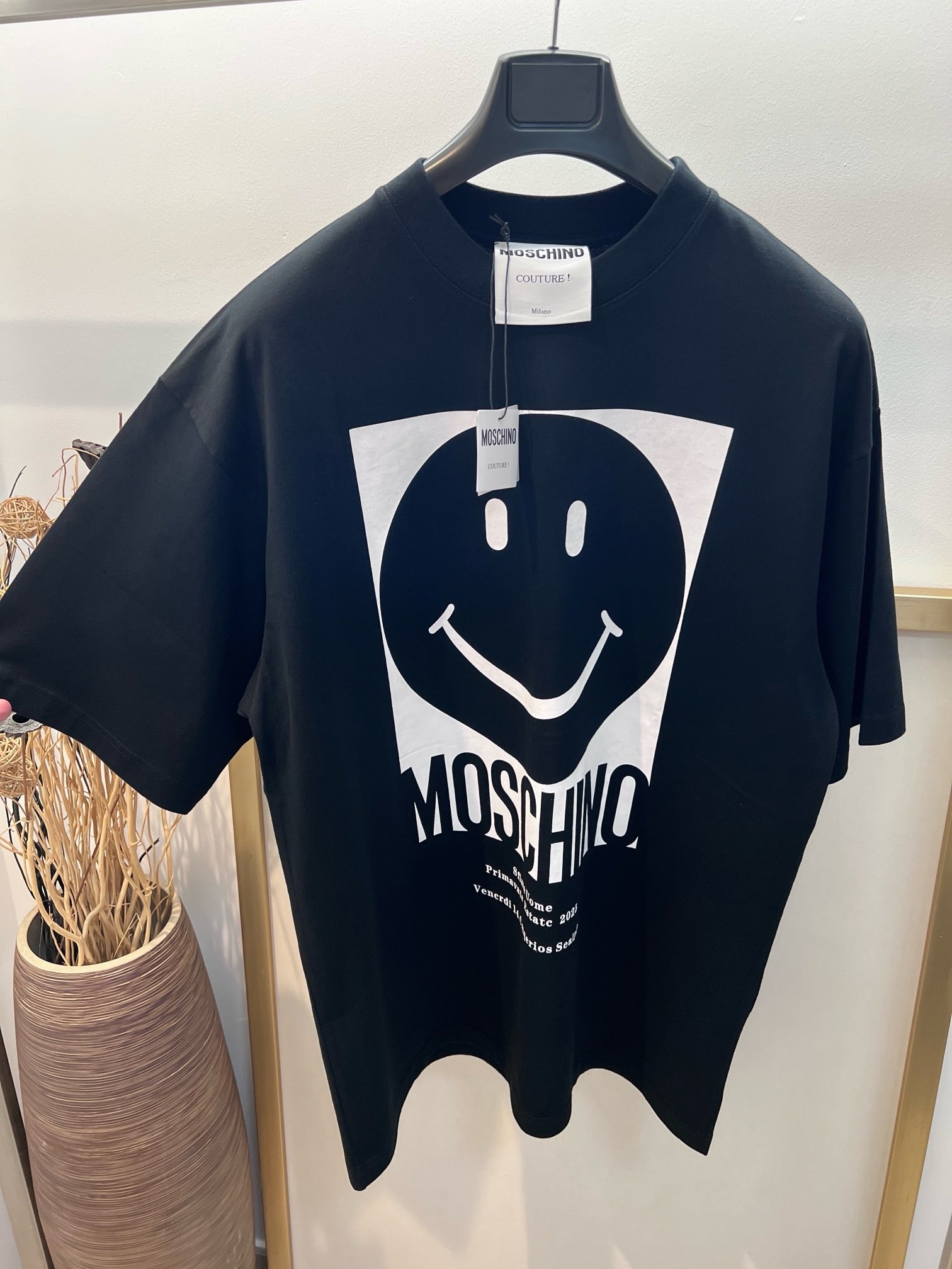 Schwarz-weißes T-Shirt