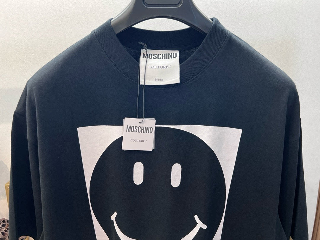 Schwarz-weißes T-Shirt