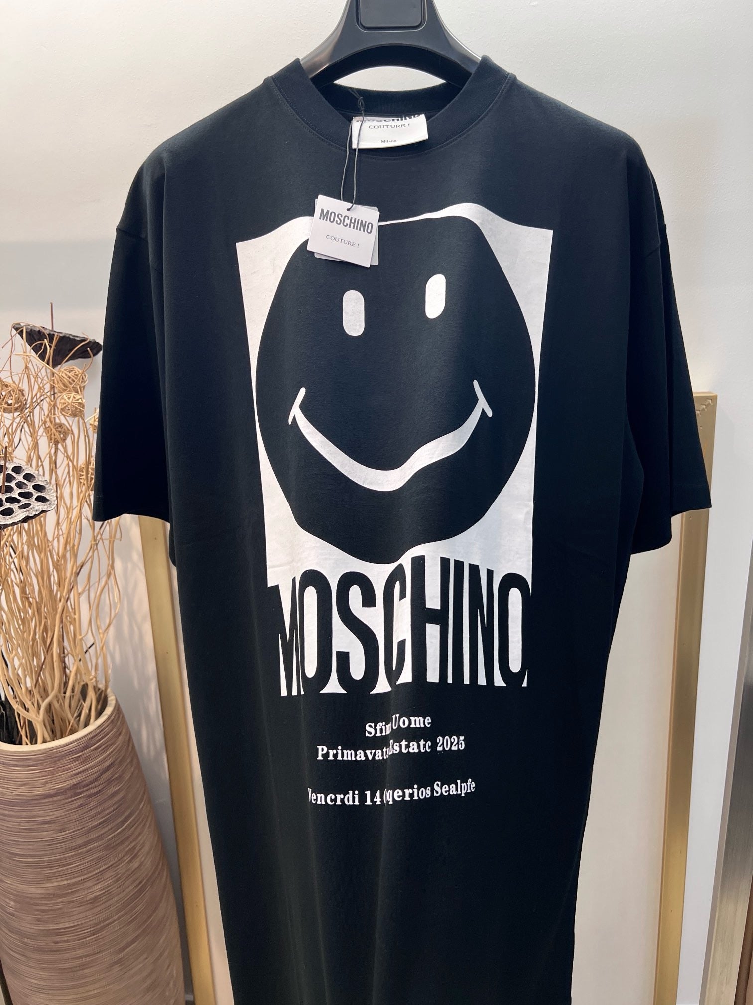 Schwarz-weißes T-Shirt