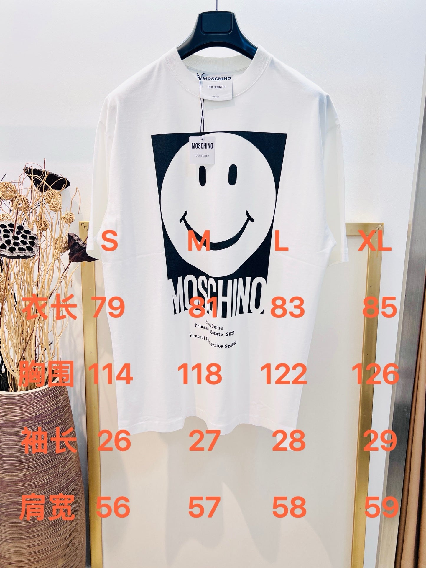 Schwarz-weißes T-Shirt