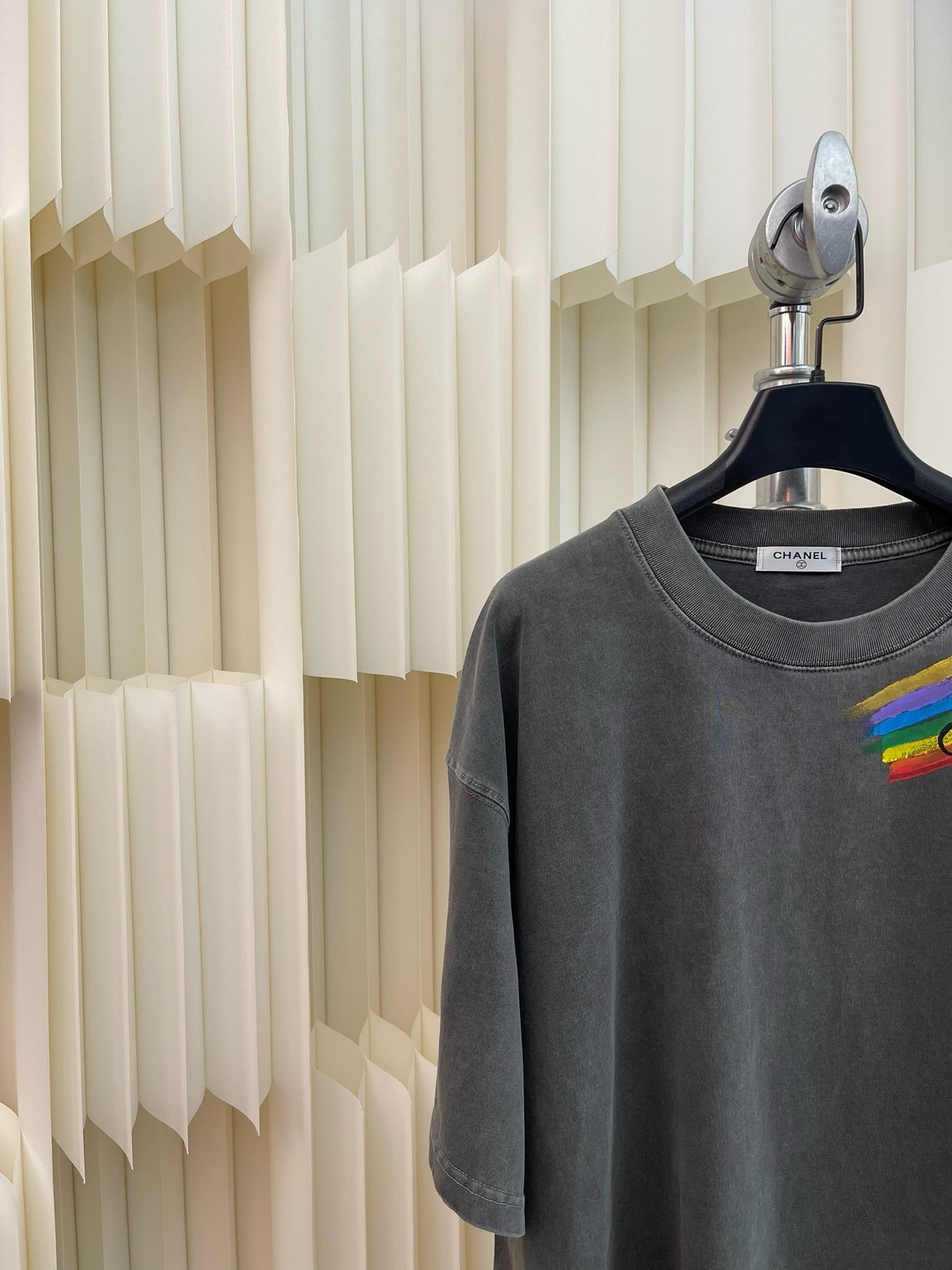 تي شيرت أسود داكن