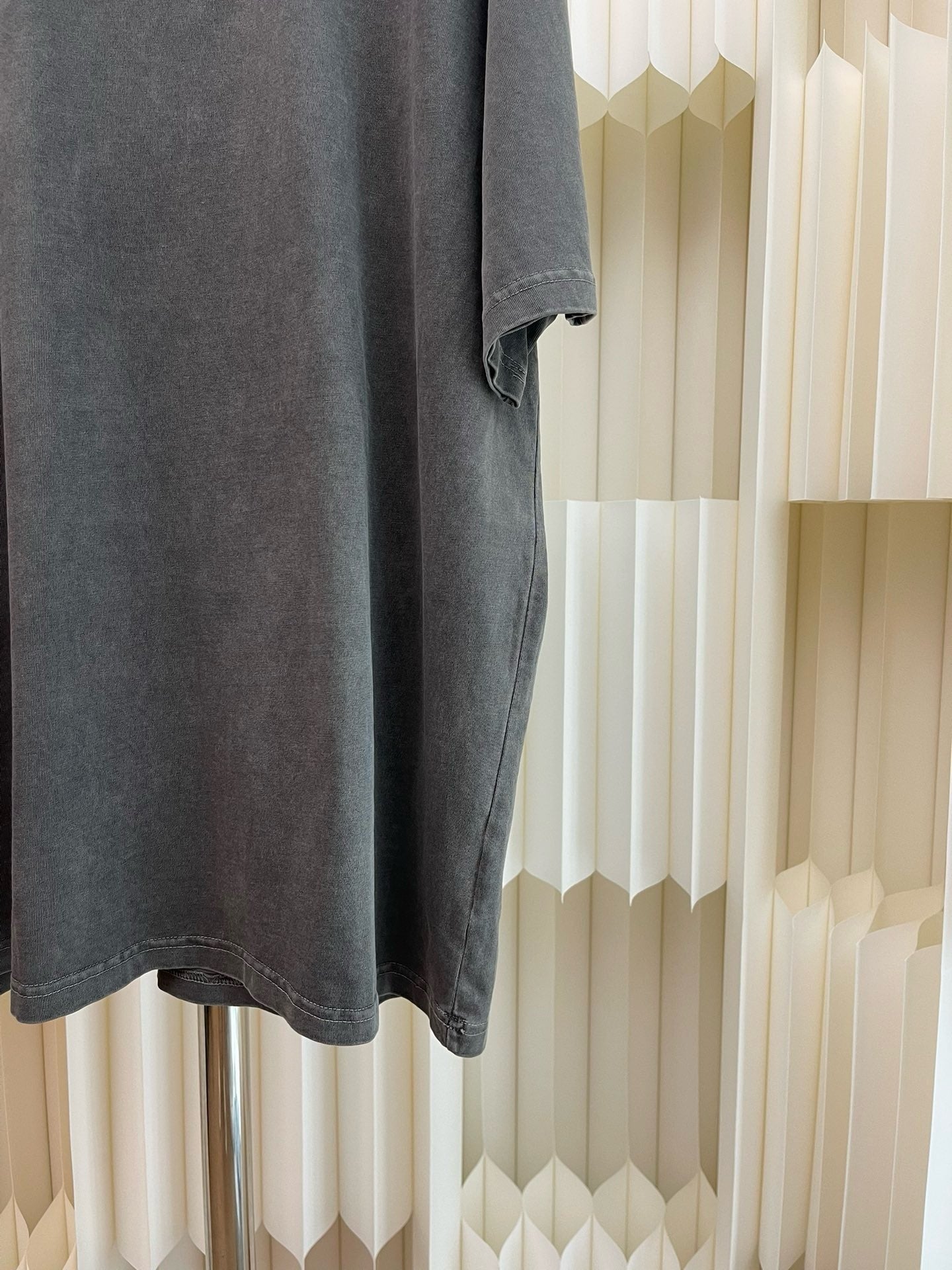 تي شيرت أسود داكن