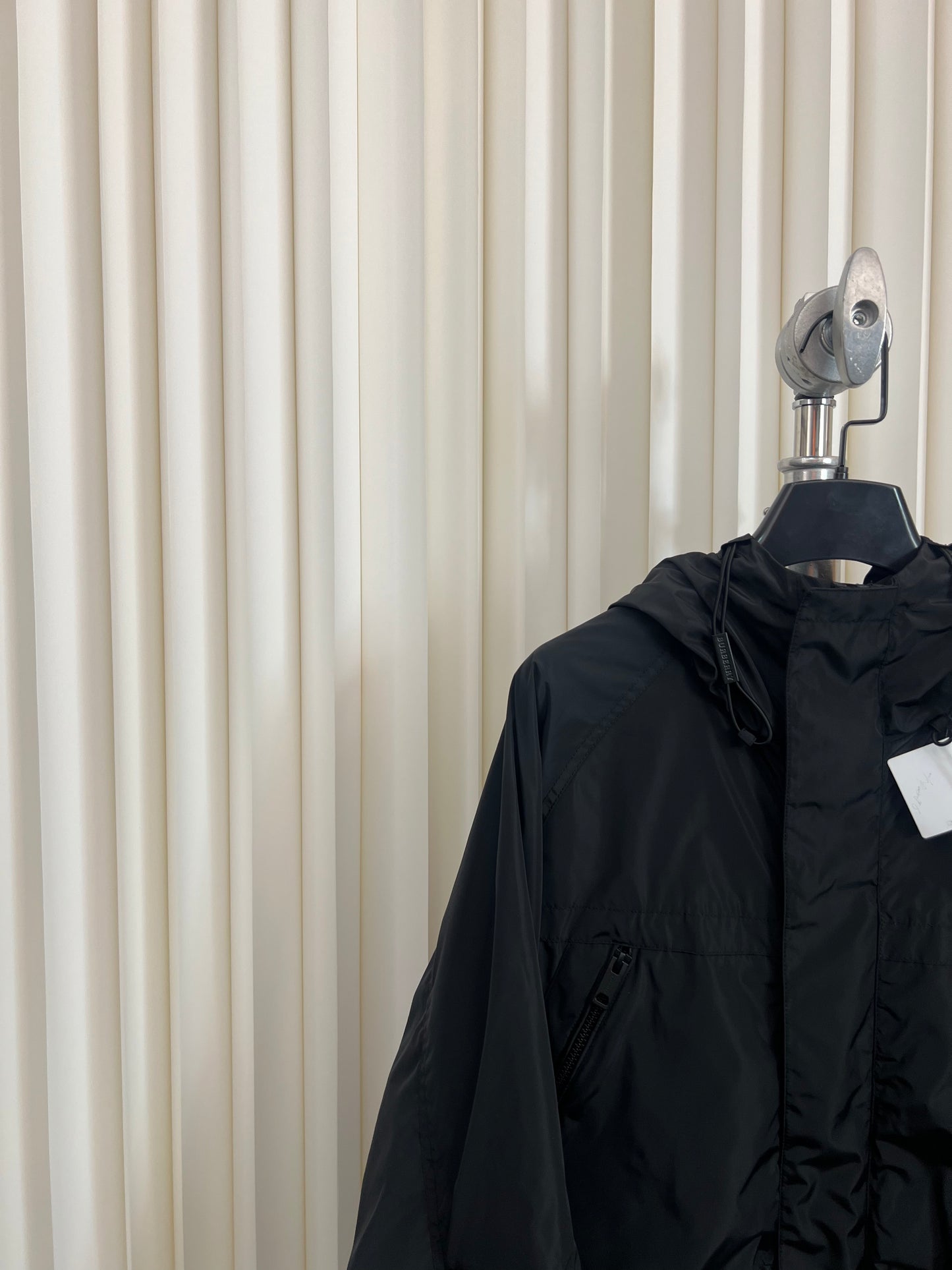 سترة سوداء وخضراء داكنة