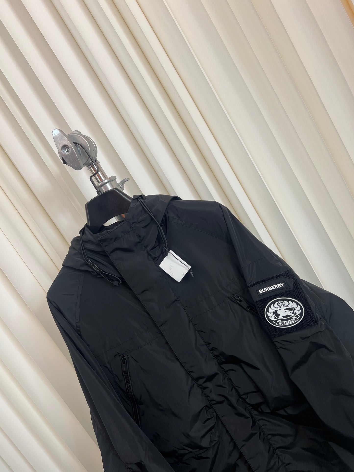 سترة سوداء وخضراء داكنة