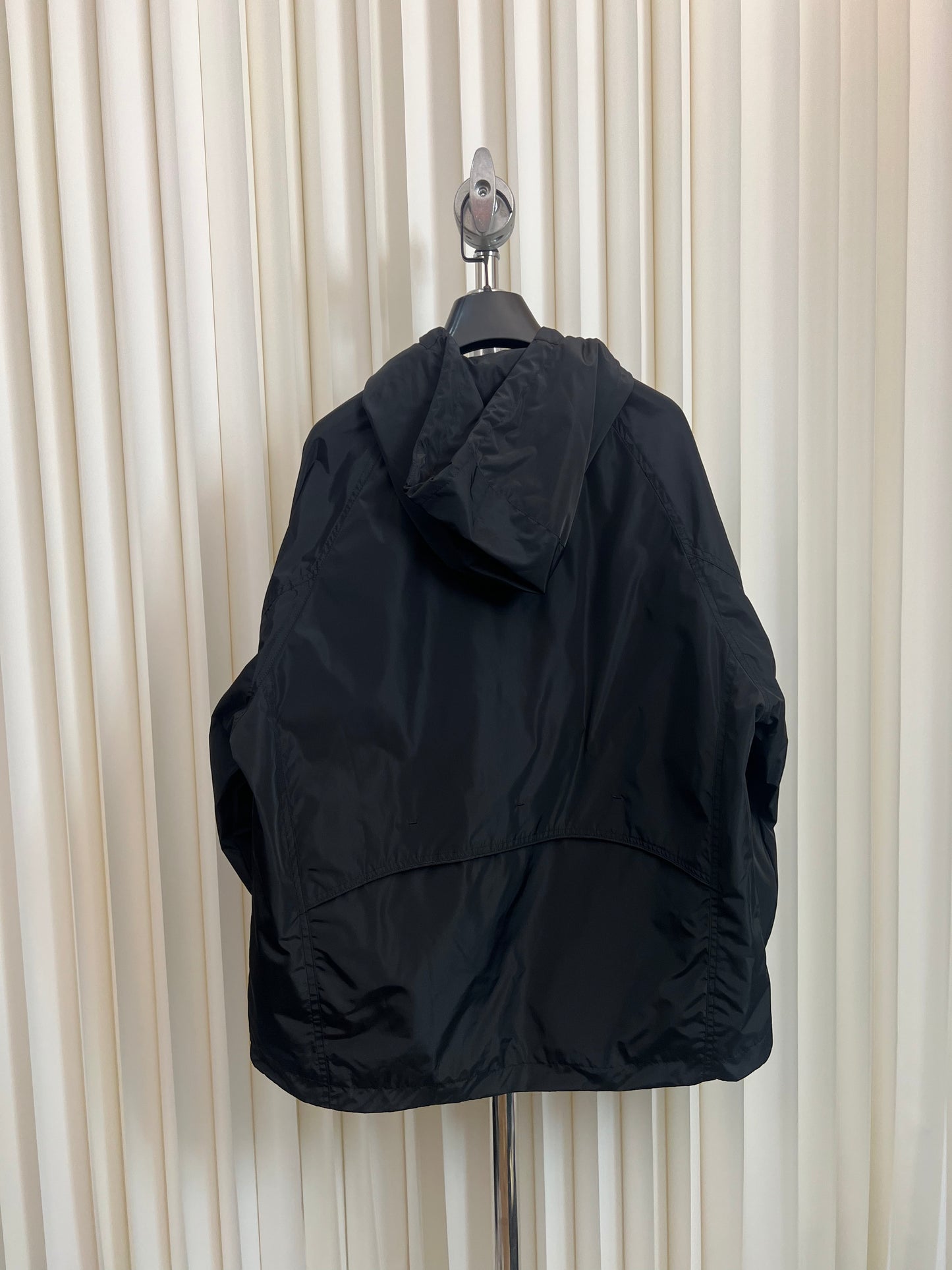 سترة سوداء وخضراء داكنة