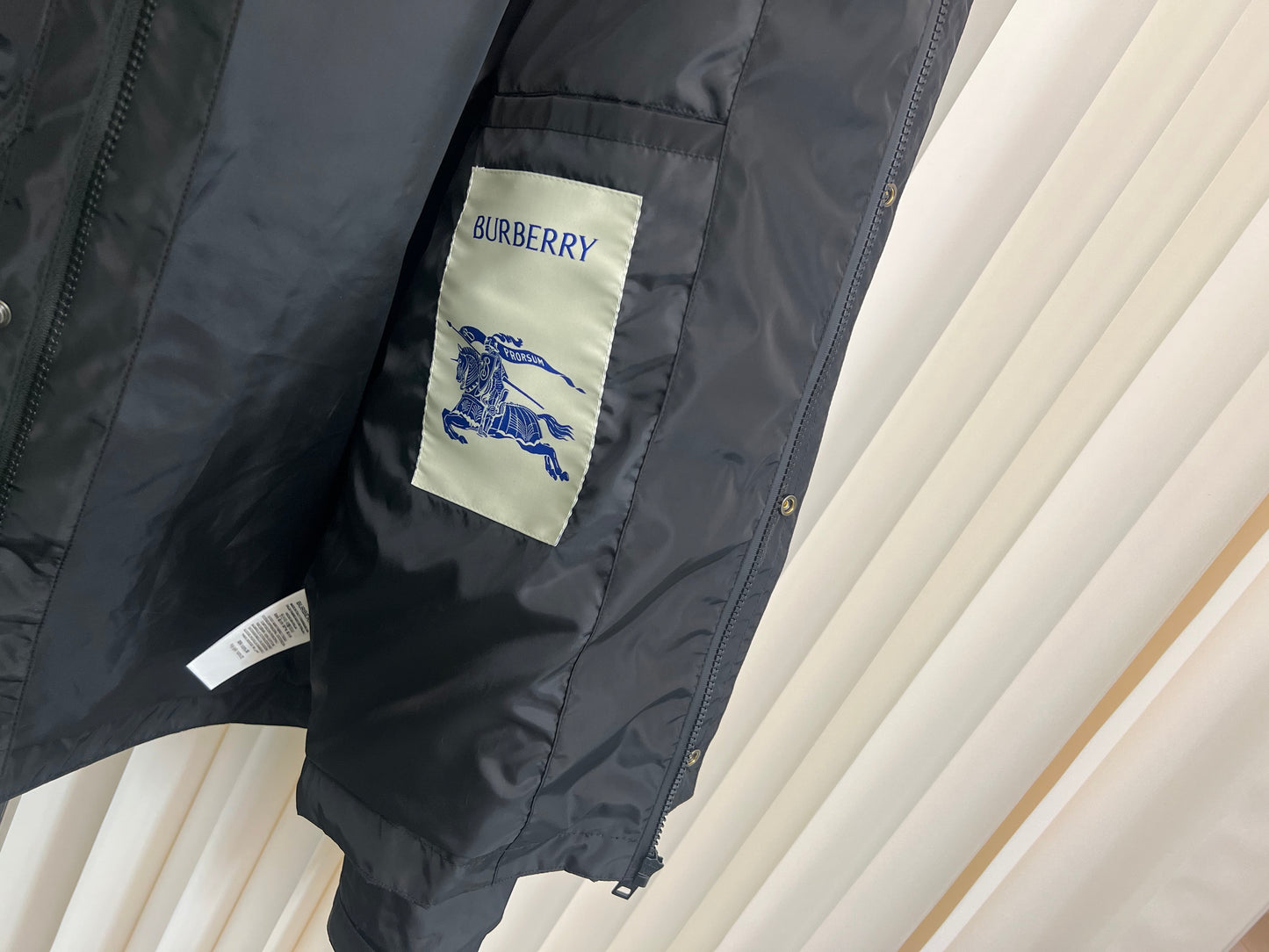 سترة سوداء وخضراء داكنة