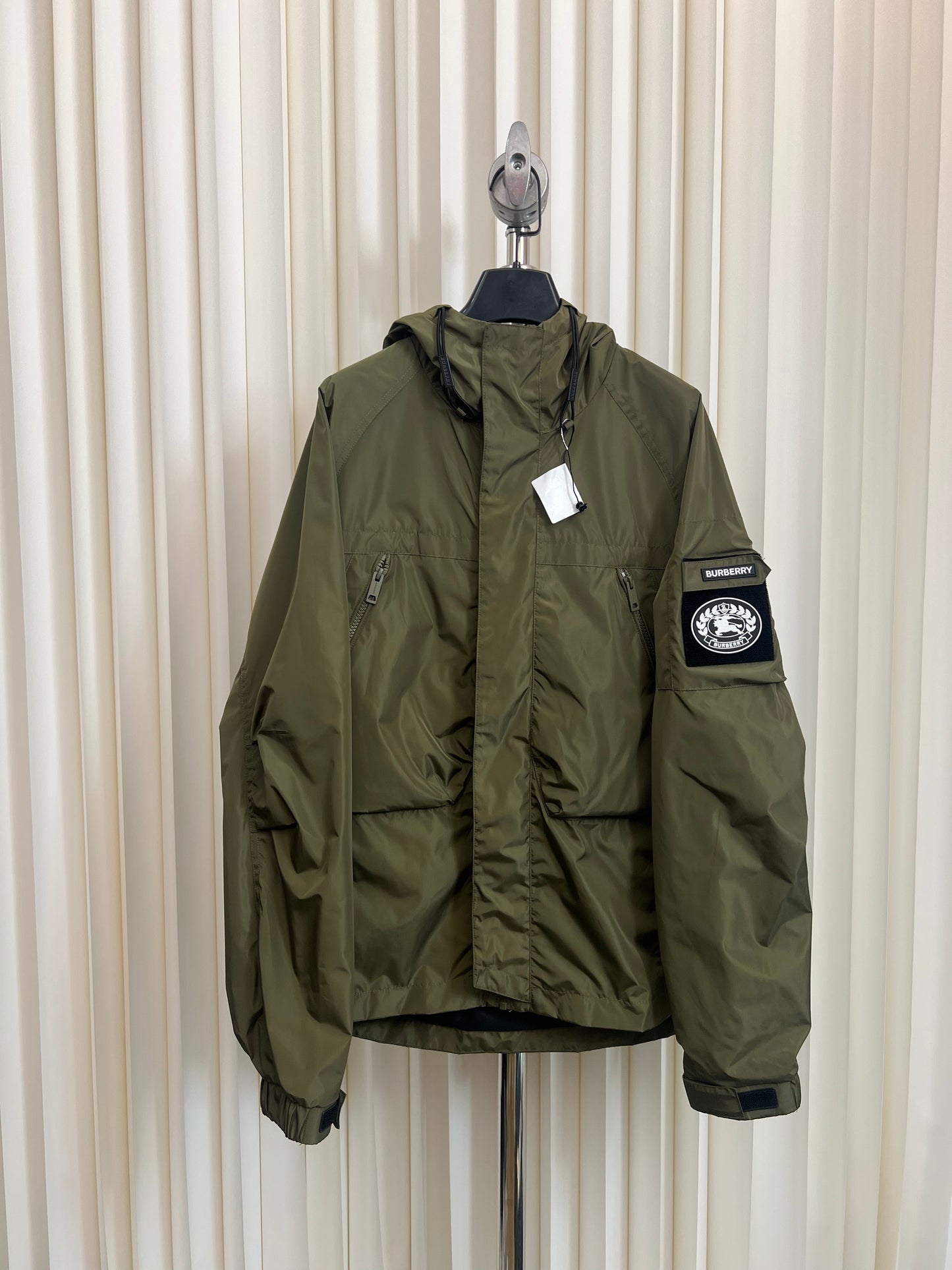 سترة سوداء وخضراء داكنة