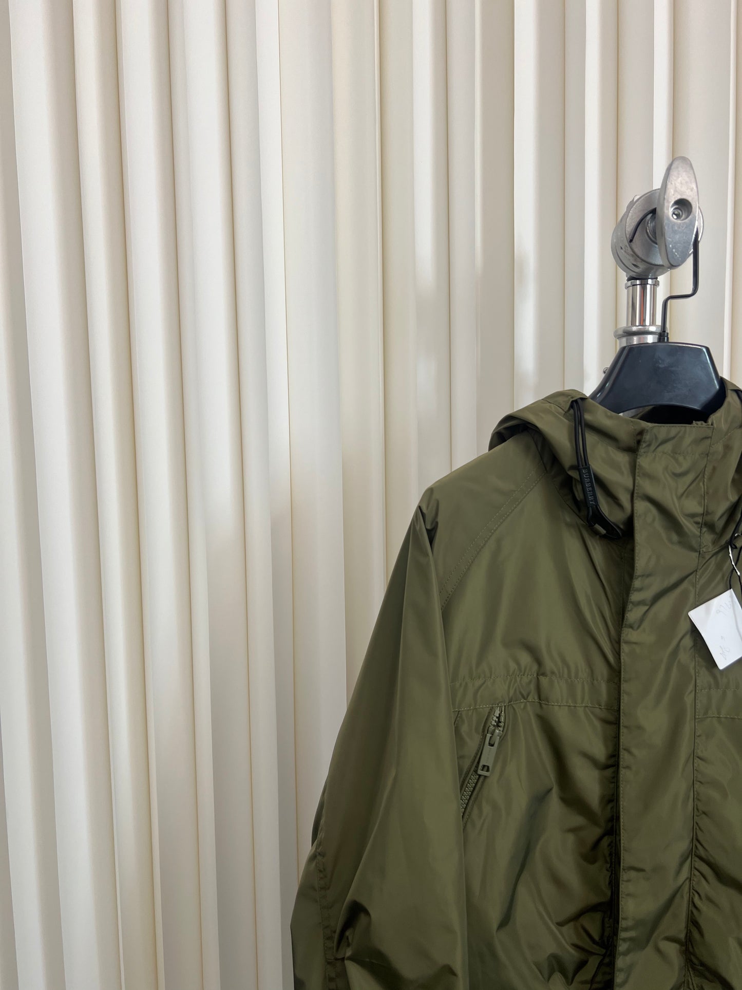 سترة سوداء وخضراء داكنة