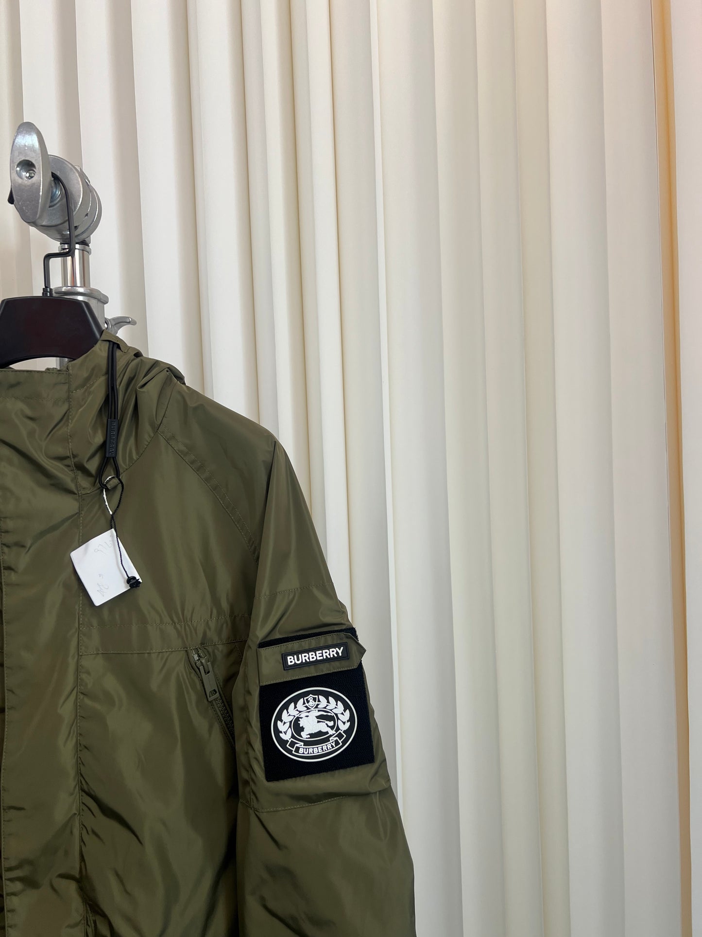 سترة سوداء وخضراء داكنة