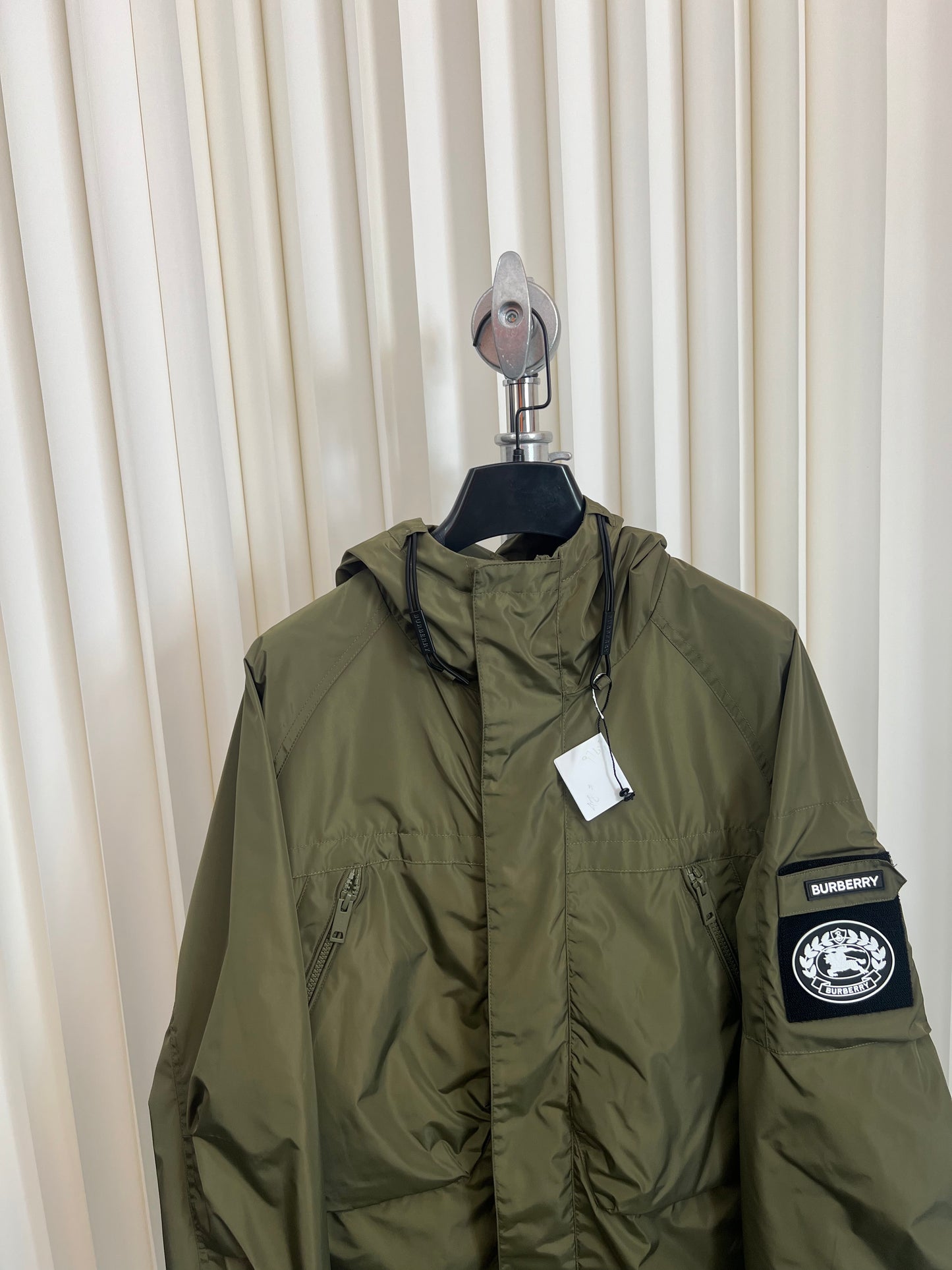 سترة سوداء وخضراء داكنة