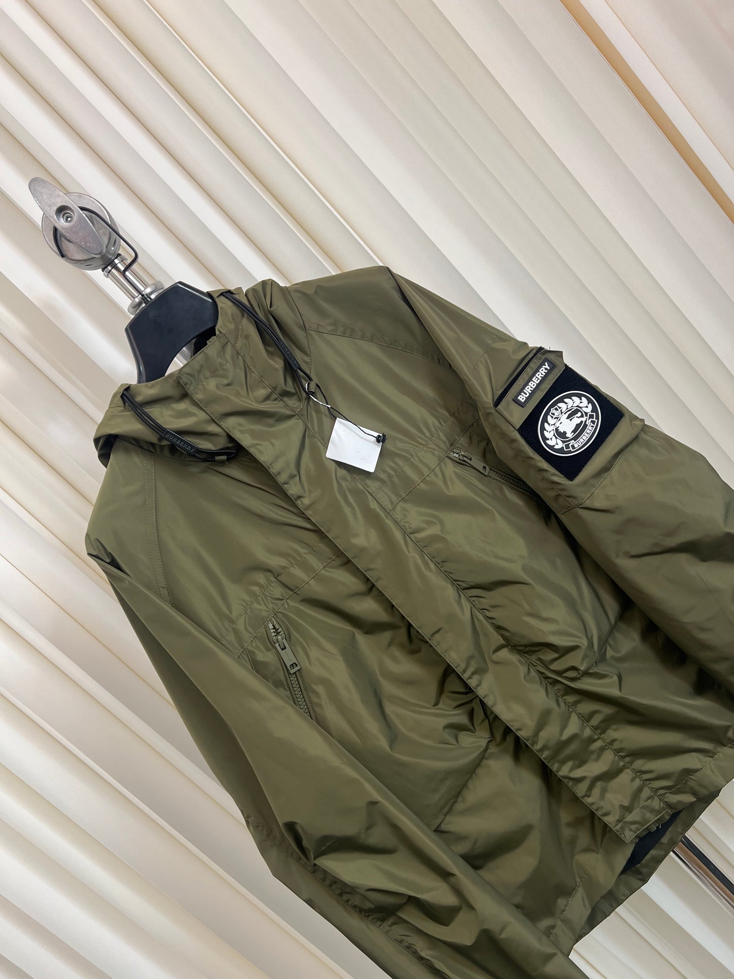 سترة سوداء وخضراء داكنة