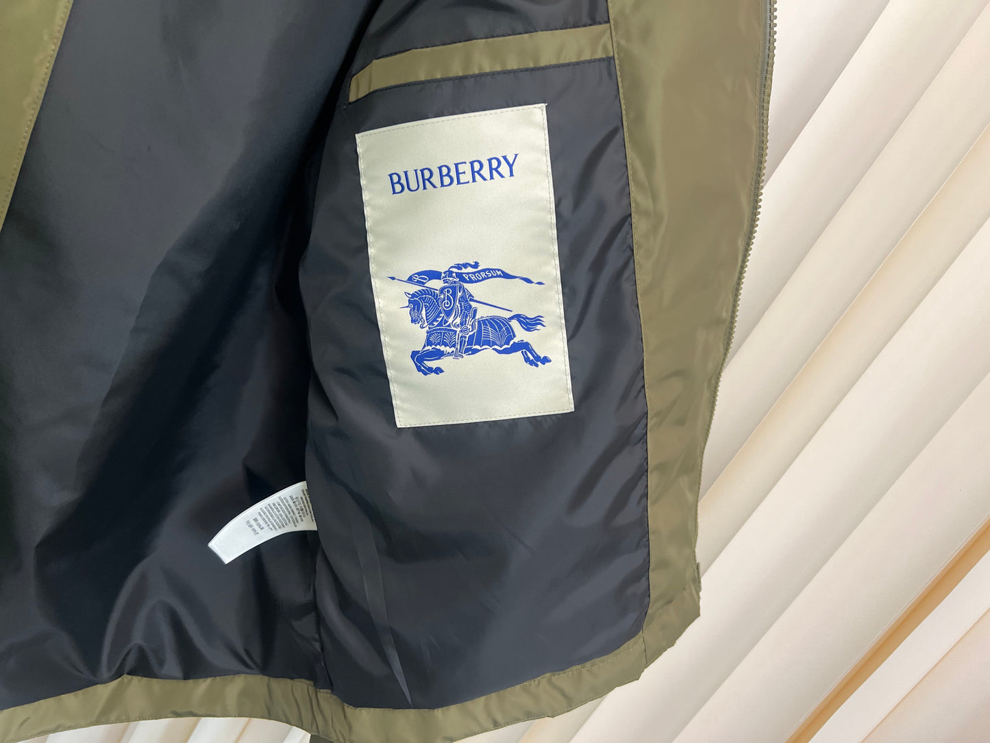 سترة سوداء وخضراء داكنة