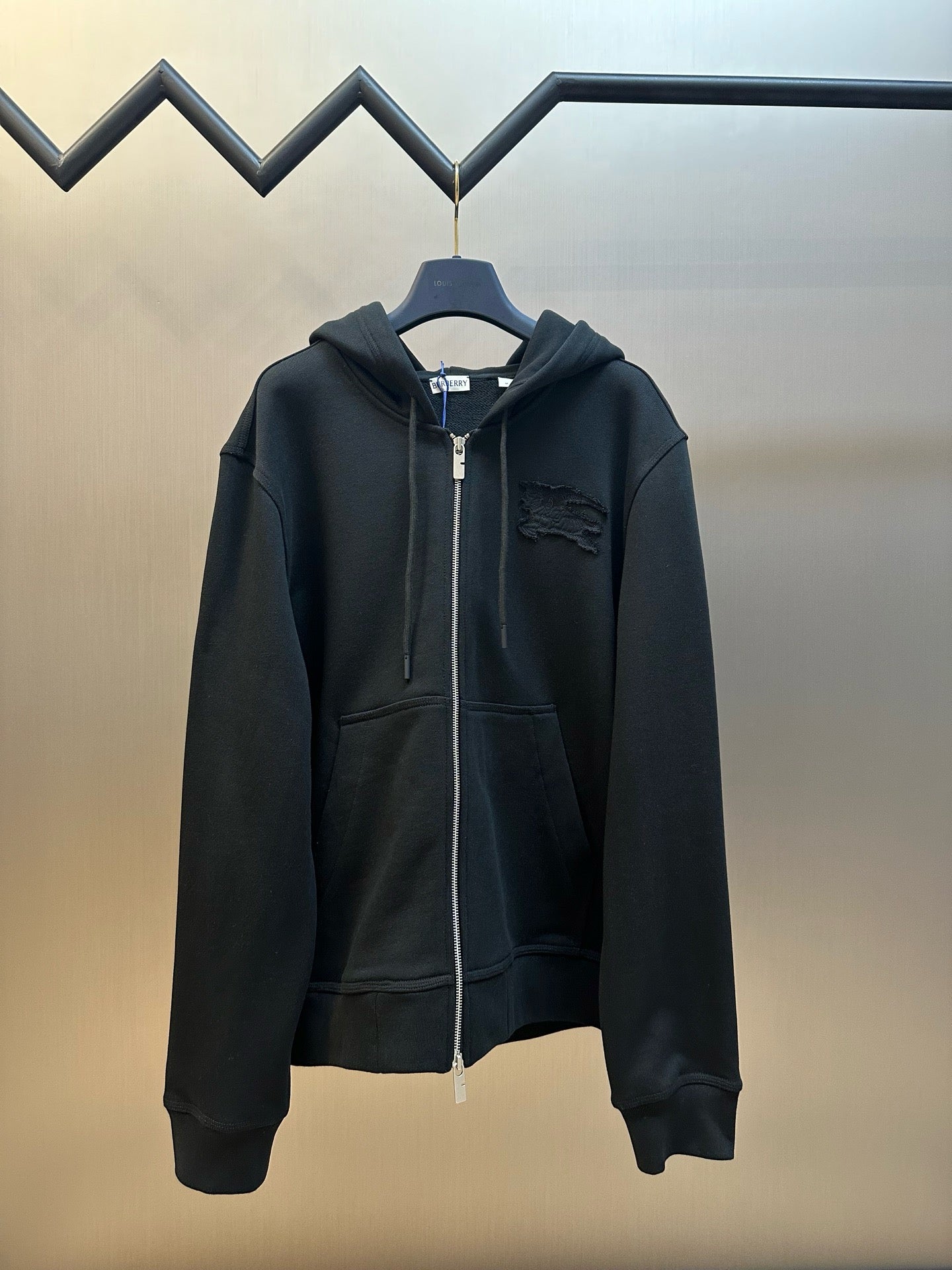 Schwarze und blaue Jacke