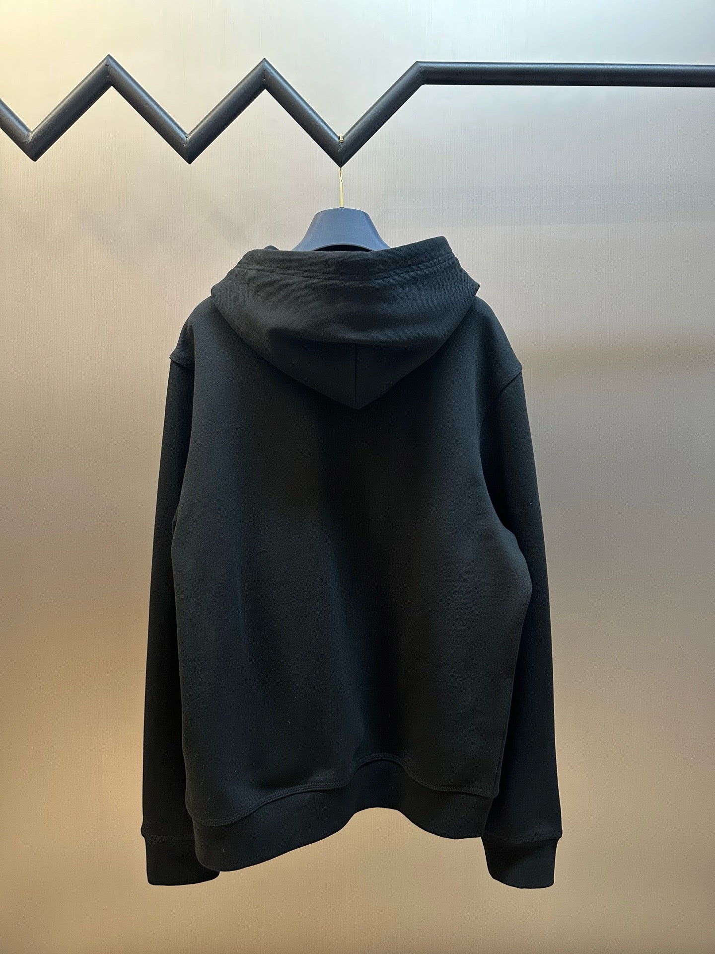 Schwarze und blaue Jacke