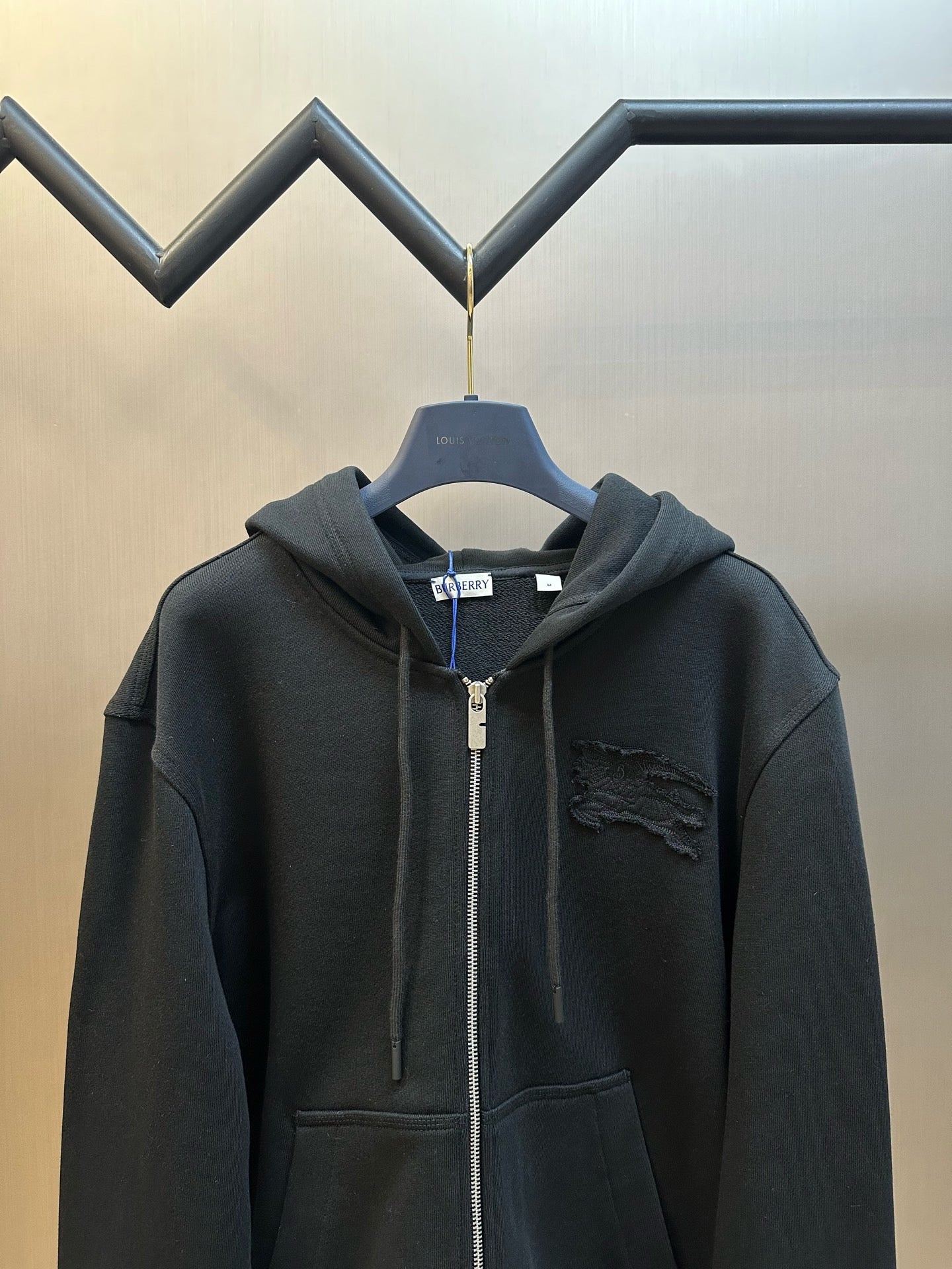 Schwarze und blaue Jacke