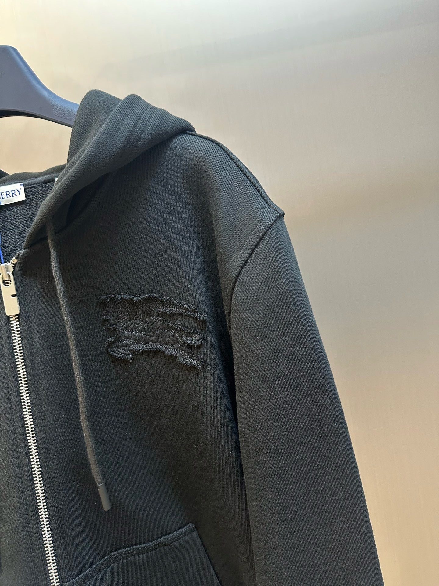 Schwarze und blaue Jacke