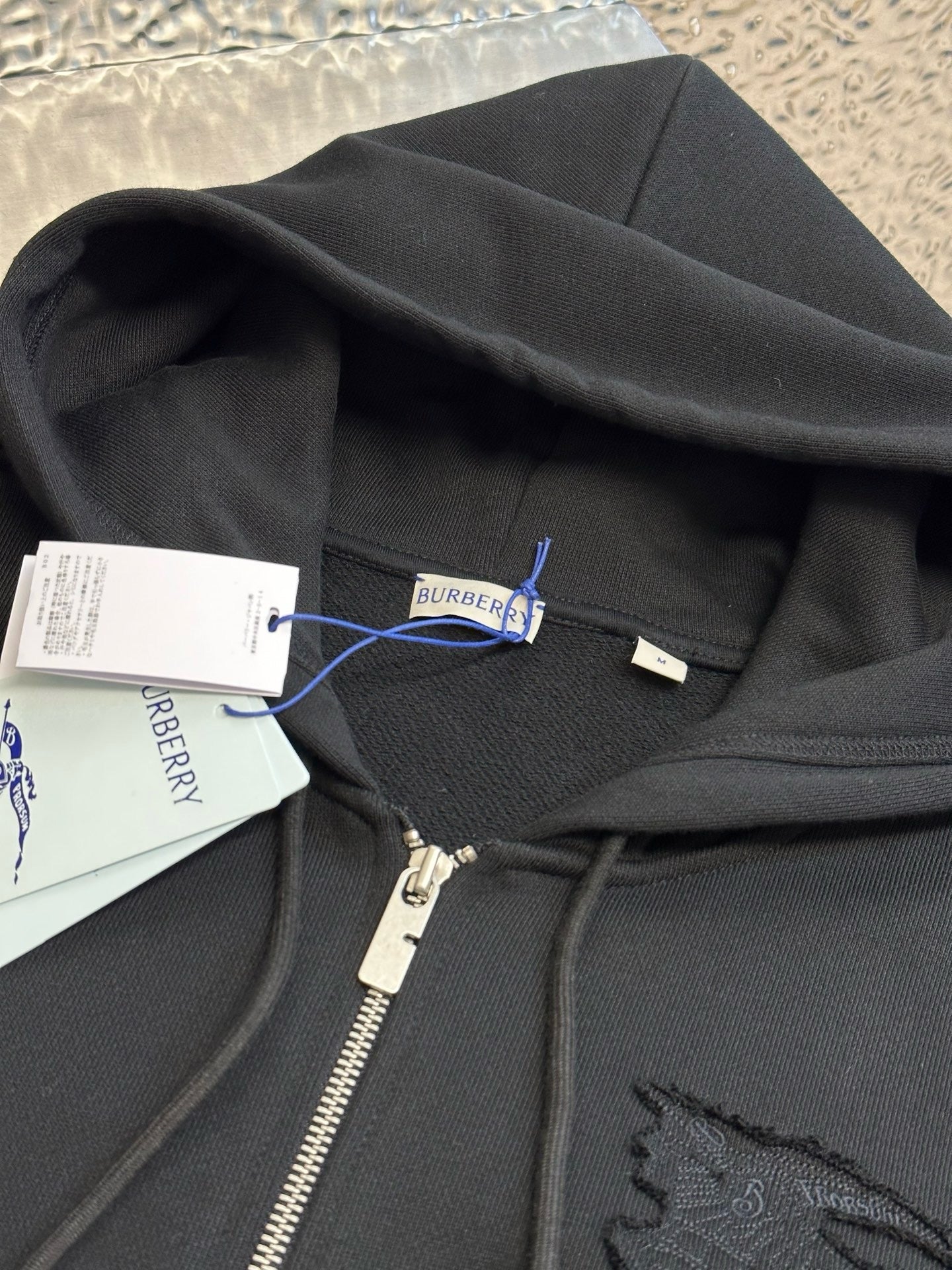 Schwarze und blaue Jacke