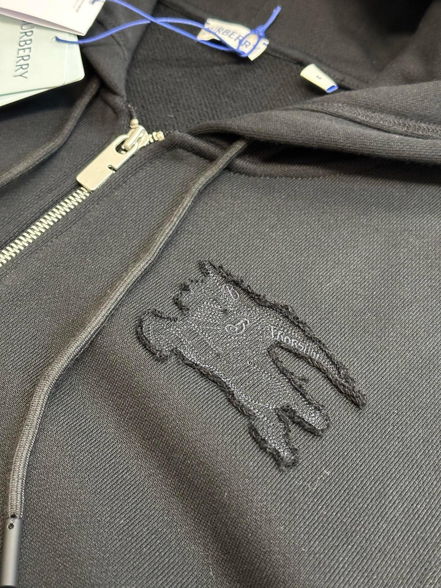 Schwarze und blaue Jacke