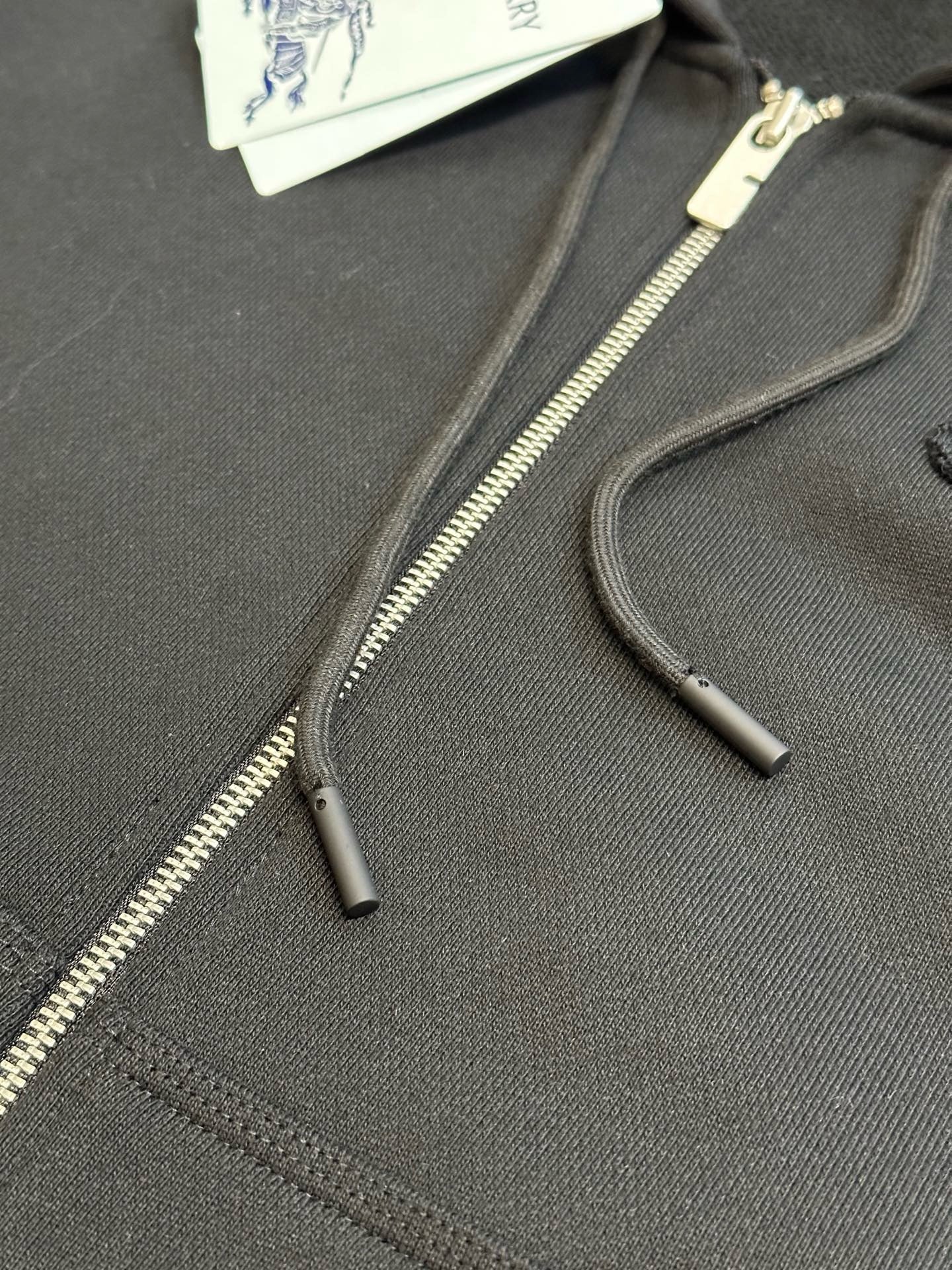 Schwarze und blaue Jacke
