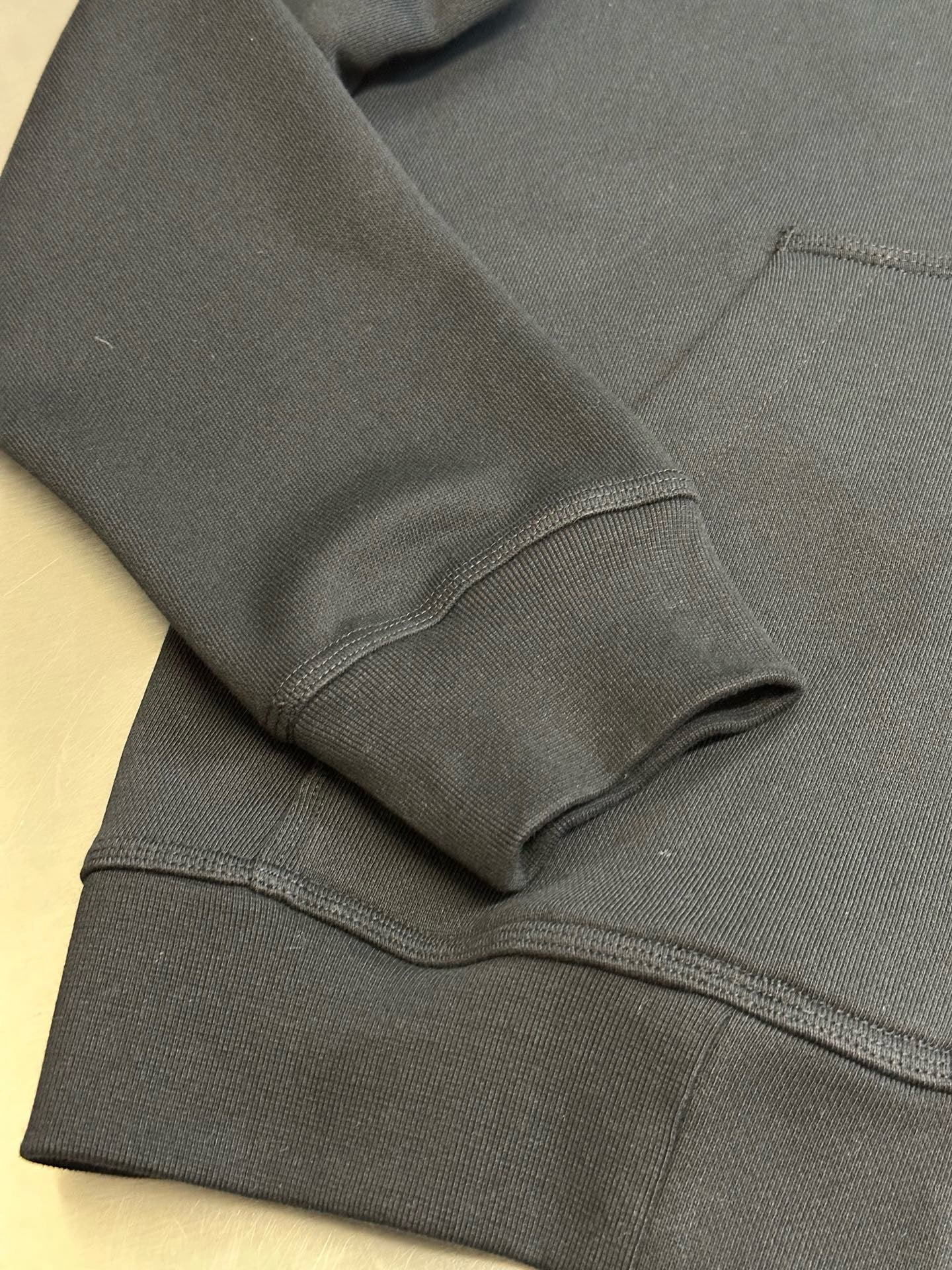 Schwarze und blaue Jacke