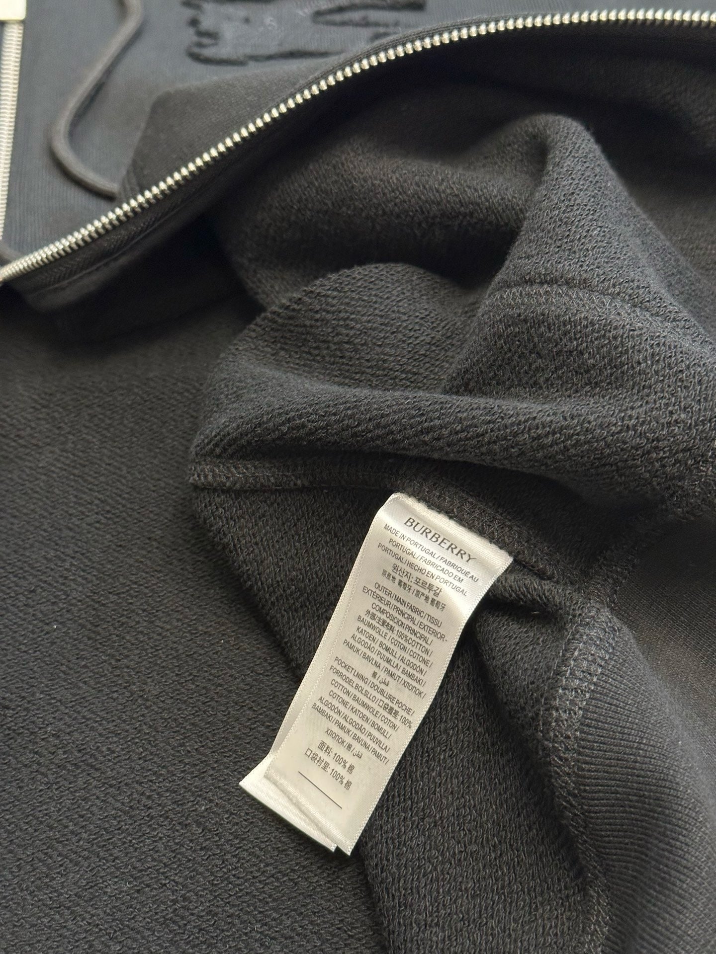 Schwarze und blaue Jacke