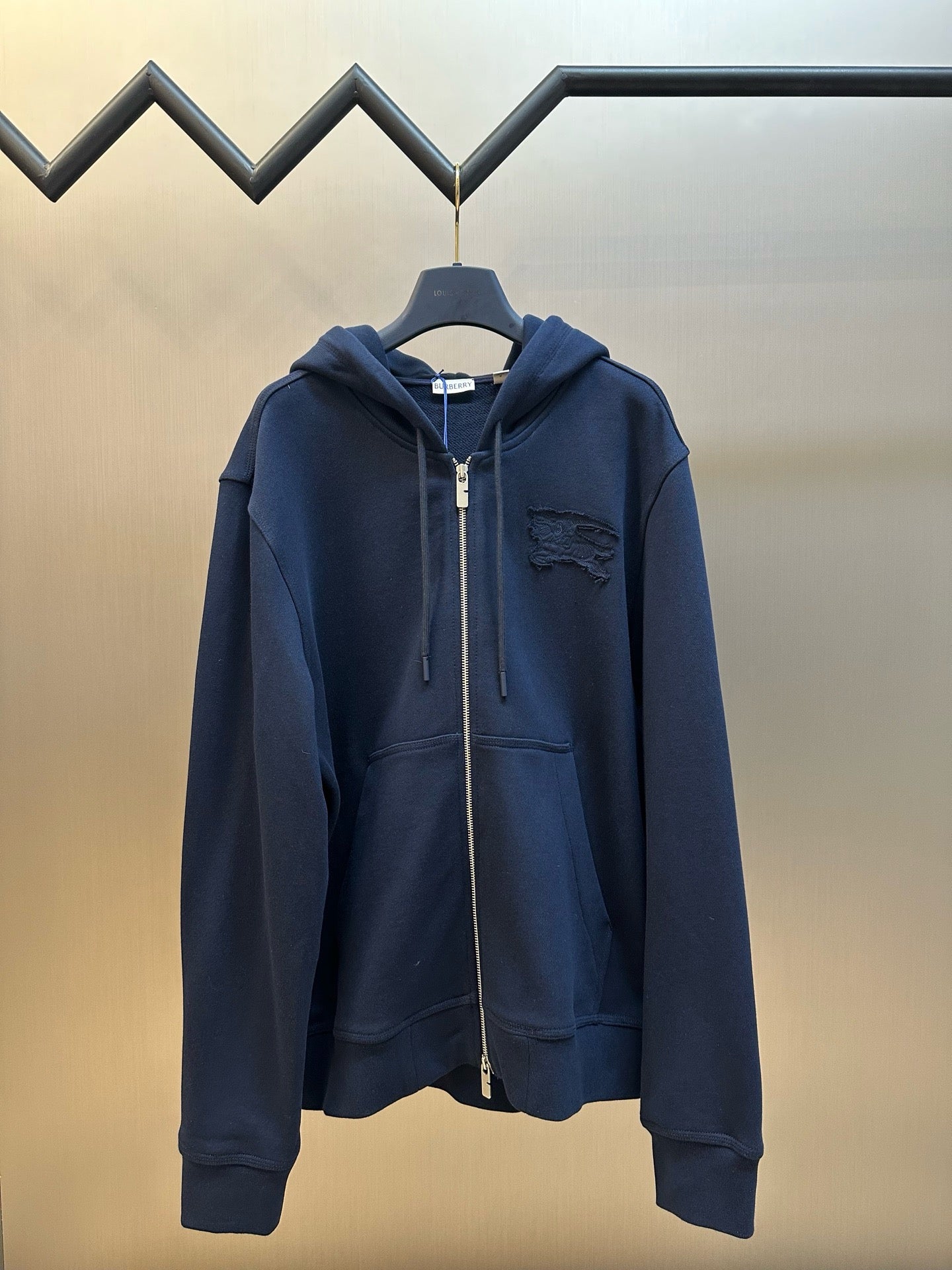 Schwarze und blaue Jacke