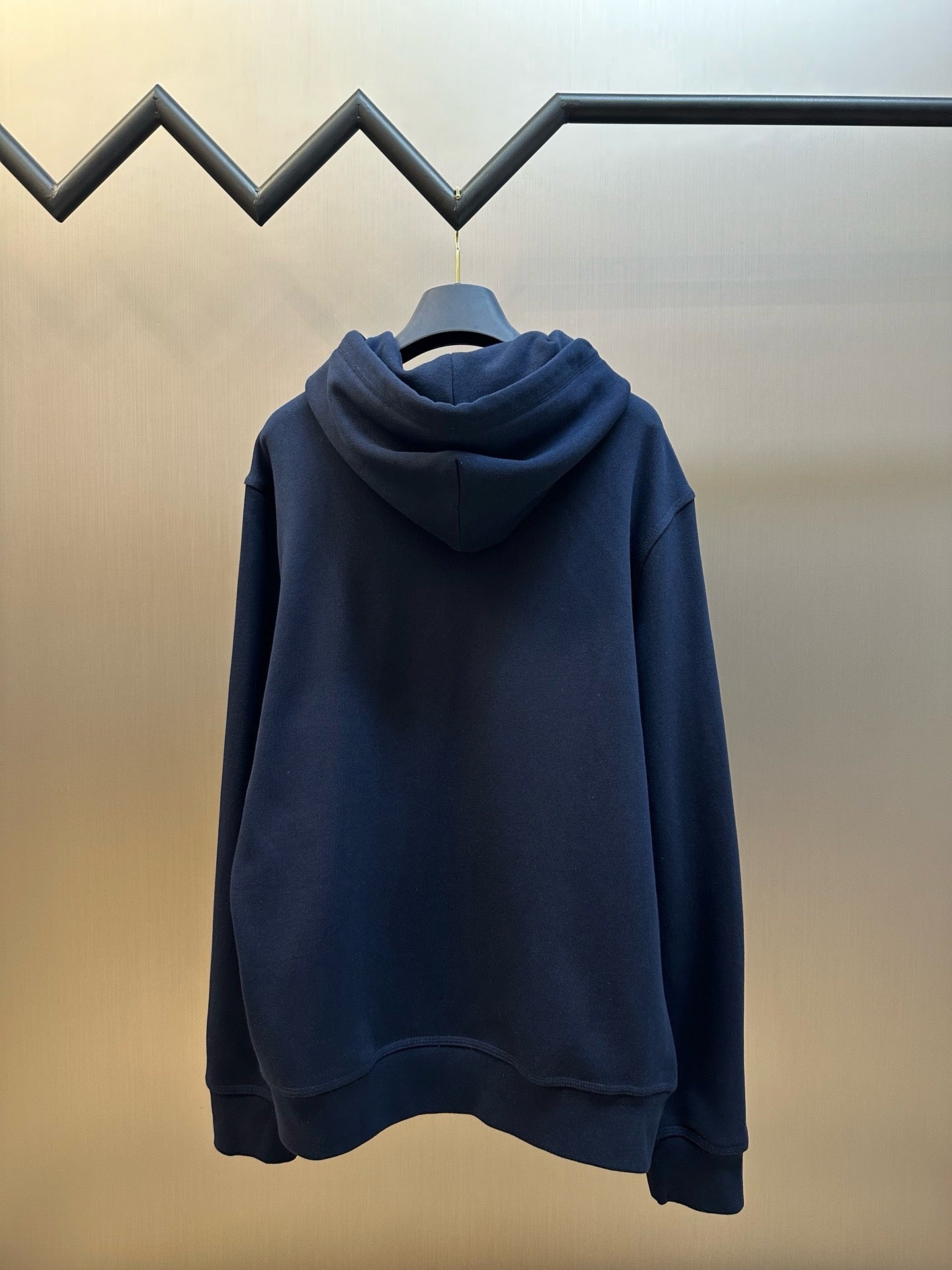 Schwarze und blaue Jacke