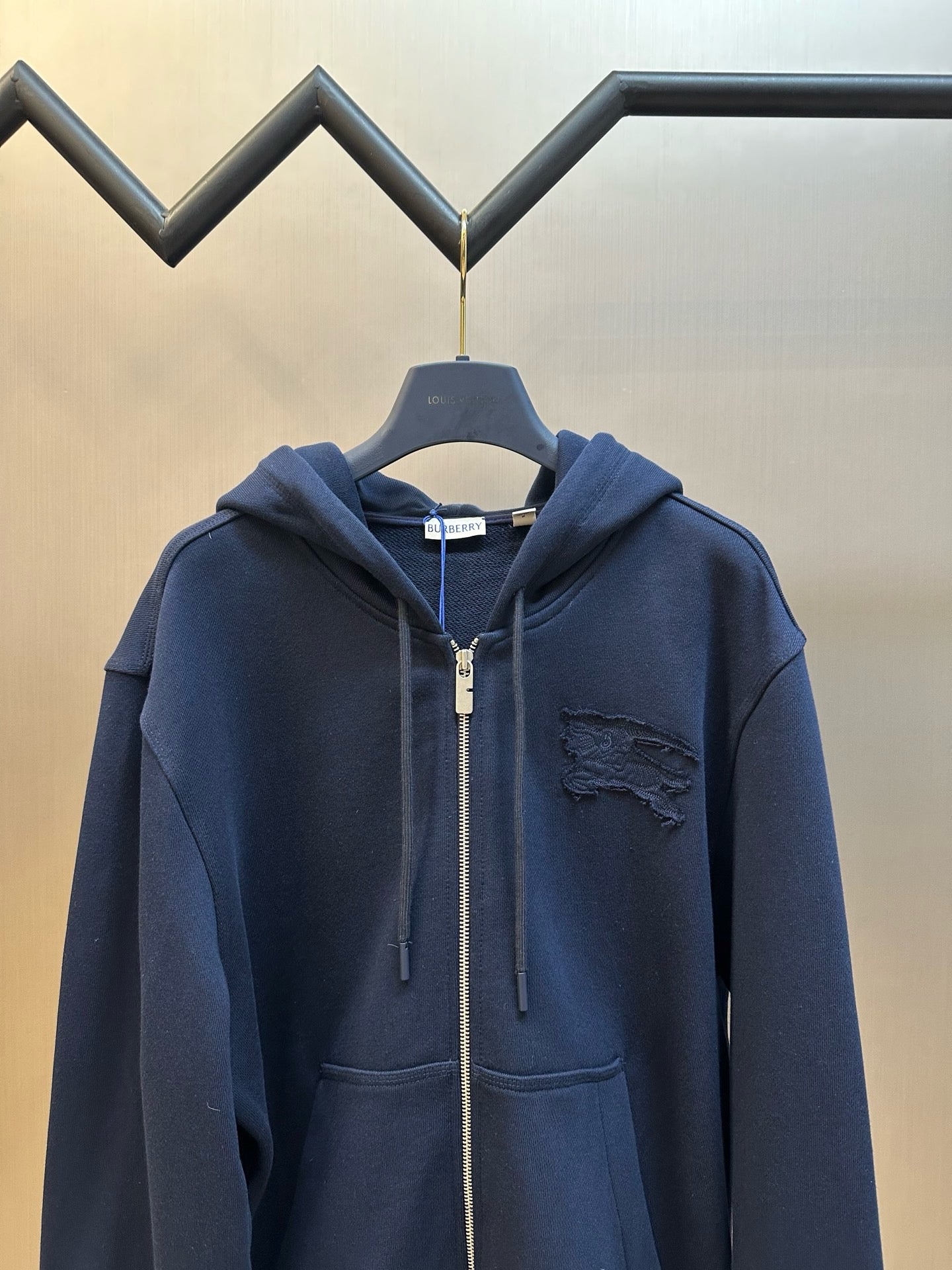 Schwarze und blaue Jacke