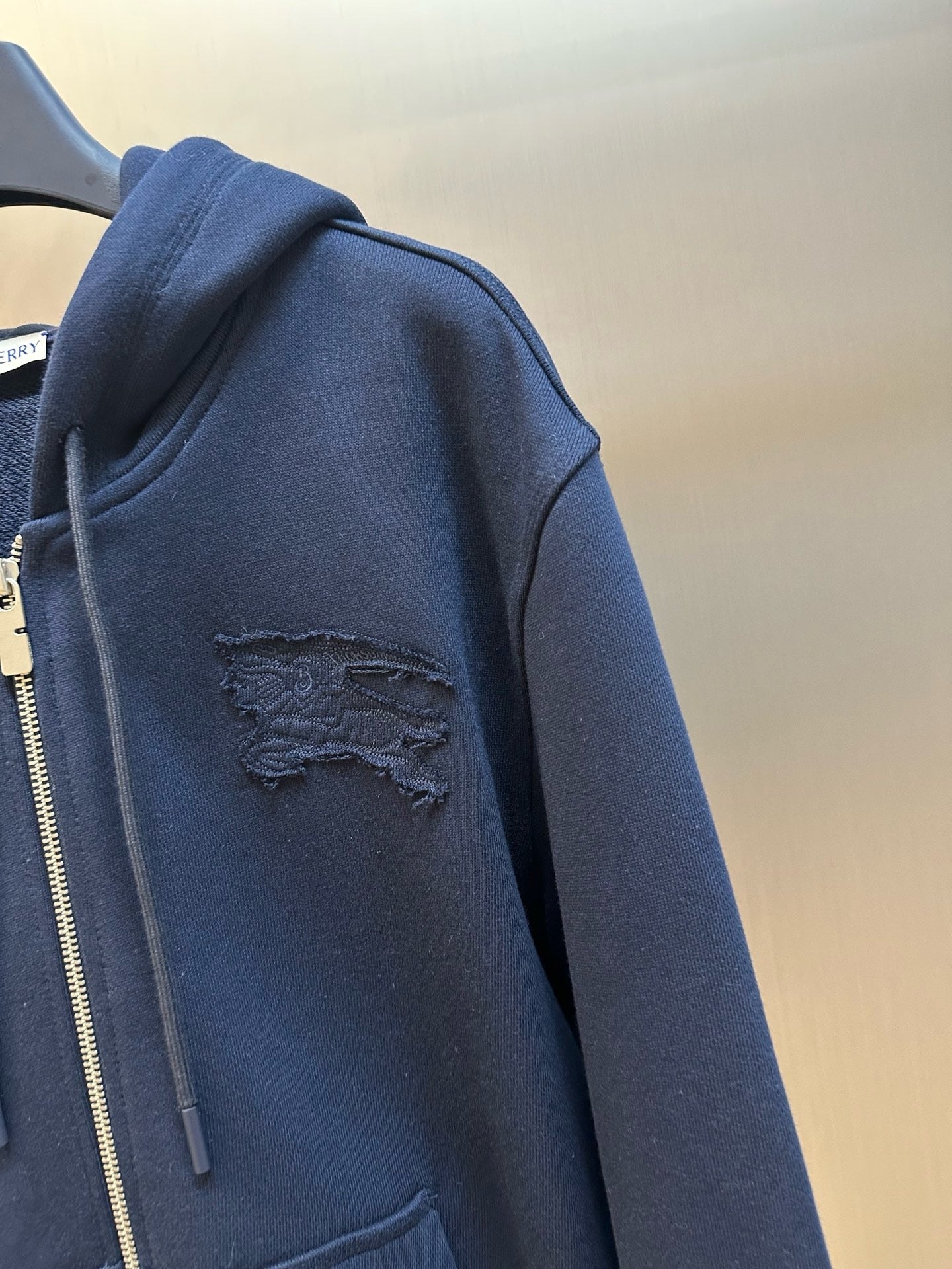 Schwarze und blaue Jacke