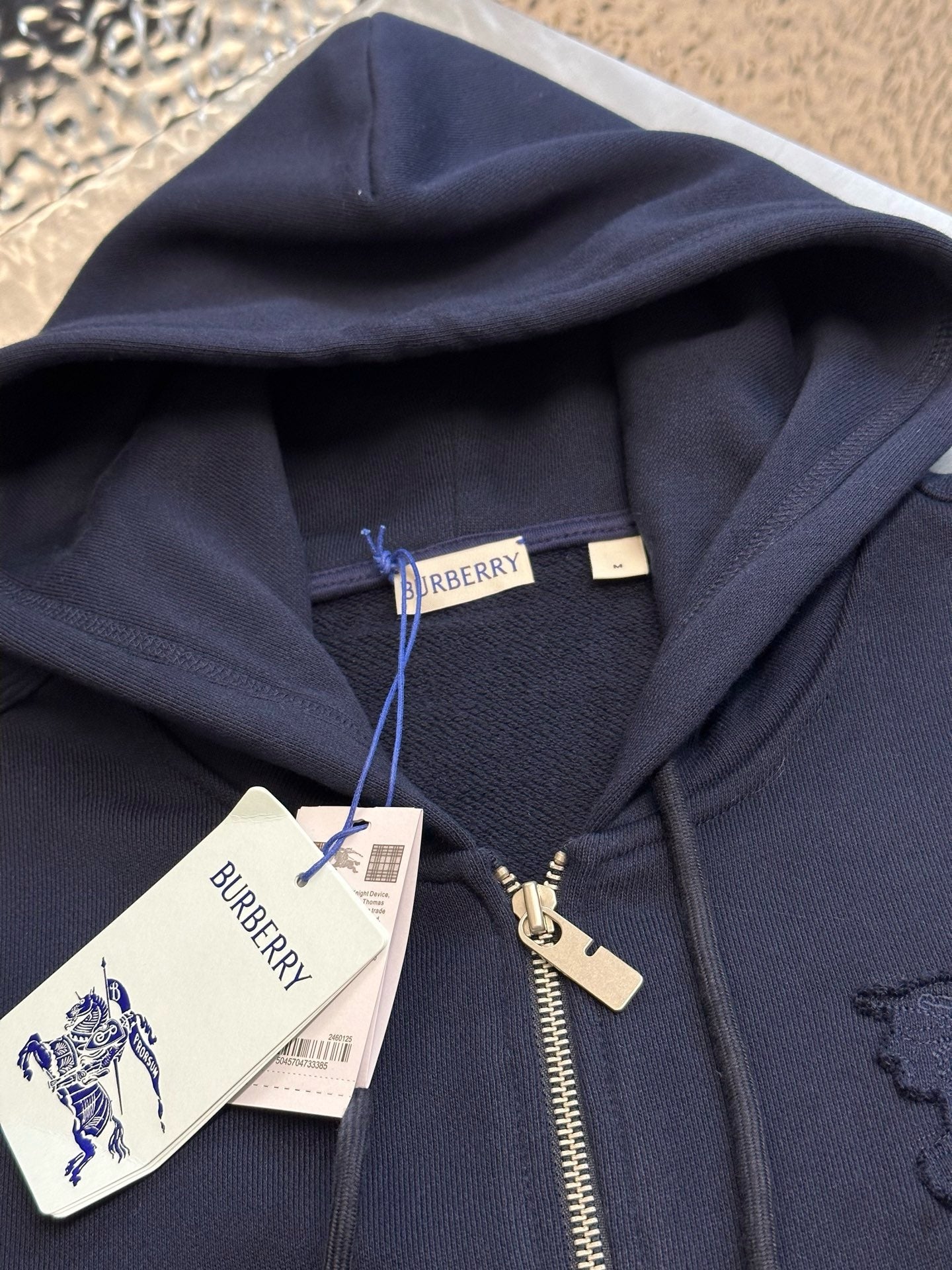 Schwarze und blaue Jacke